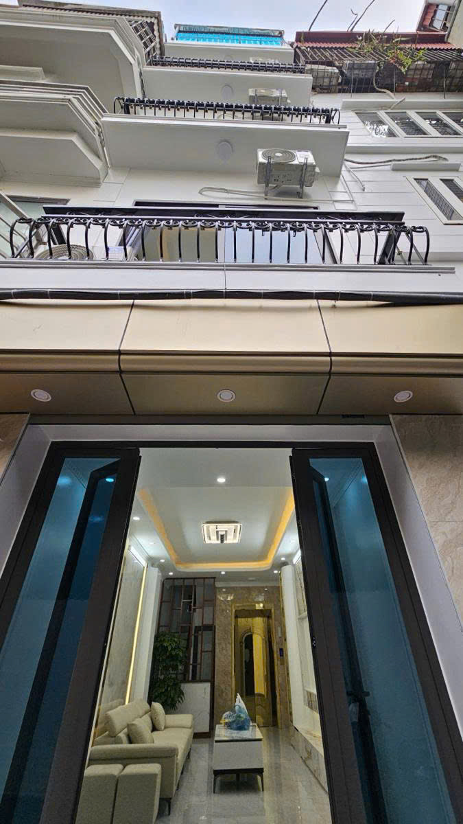 Hoa Hậu Hoàng Văn Thái – Nhà mới, thang máy hiện đại - 11 tỷ - 38m²