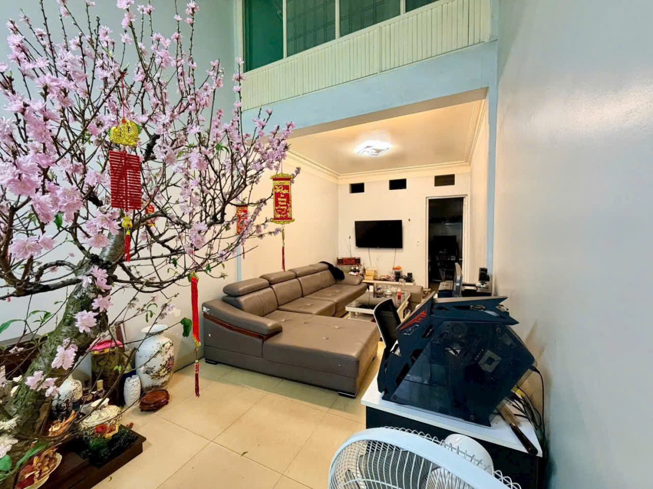 Nhà mặt đường Miếu Hai Xã - 42m 2.5 tầng - vị trí đẹp - gần Hồ Sen