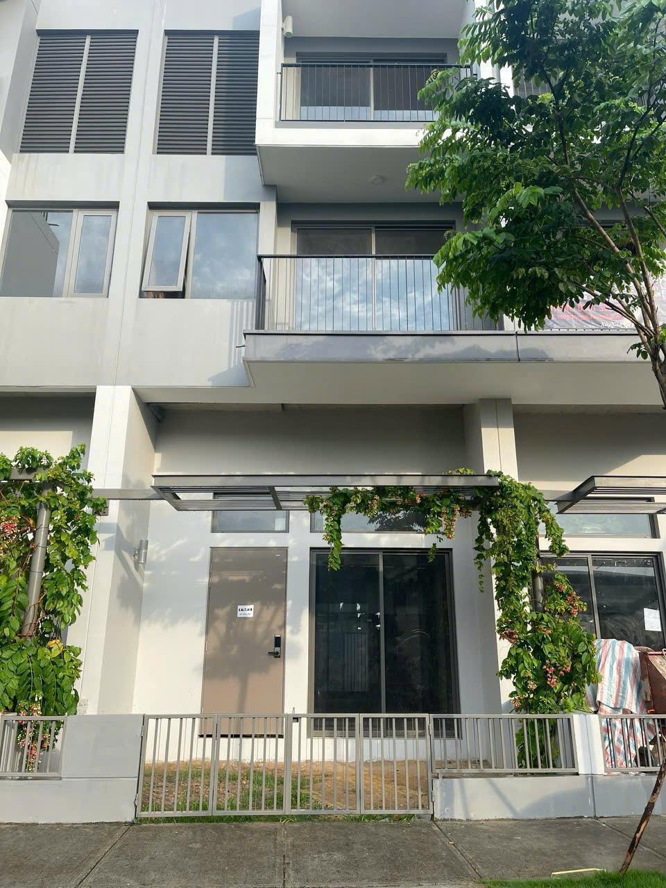 Chính chủ bán gấp nhà liền kề the standard bình dương