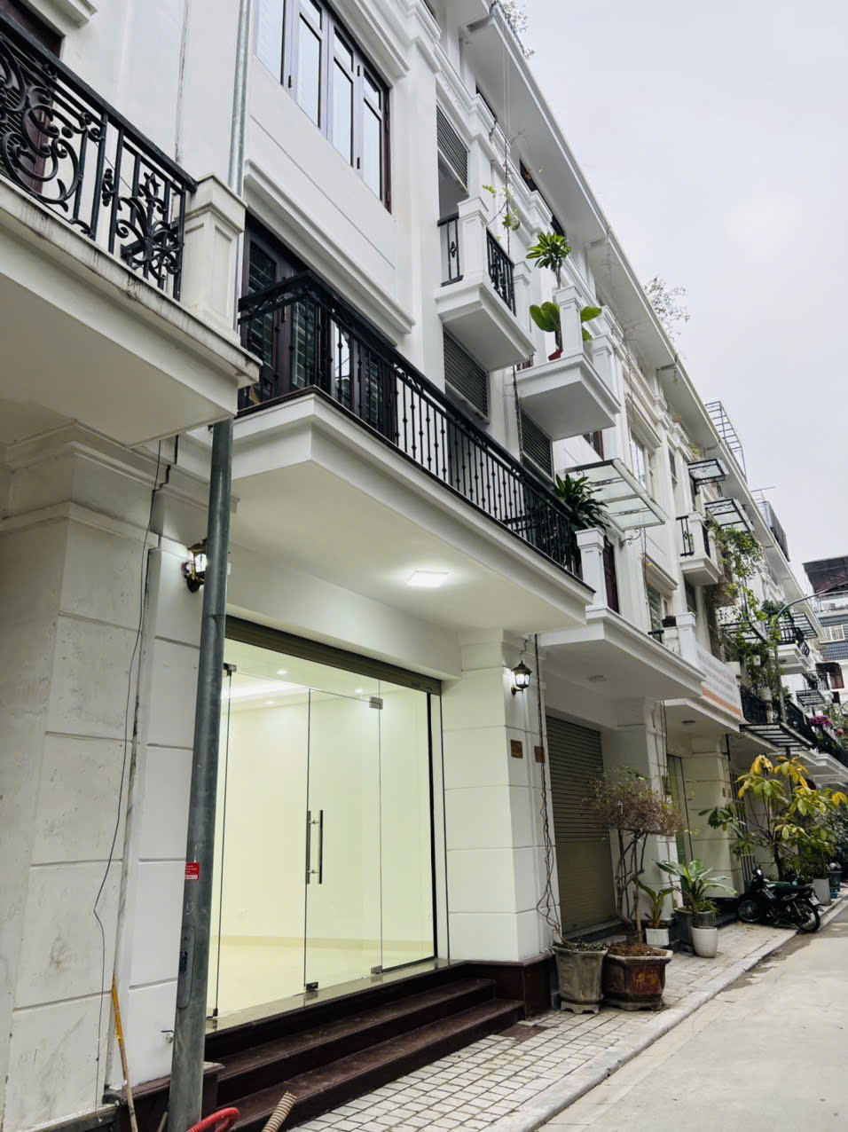 Cho thuê nhà phân lô khu 90 phố Nguyễn Tuân giá rẻ Dt: 70m² X 5 tầng, thang máy
