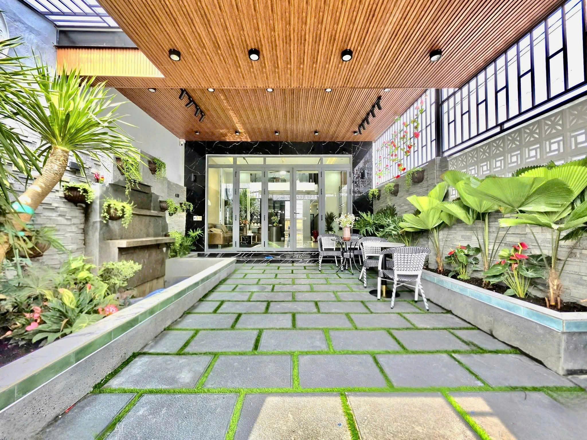 Nhà có sân vườn rộng, 143m2, cạnh Phú Mỹ Hưng, chỉ hơn 7 tỷ, đầy đủ nội thất