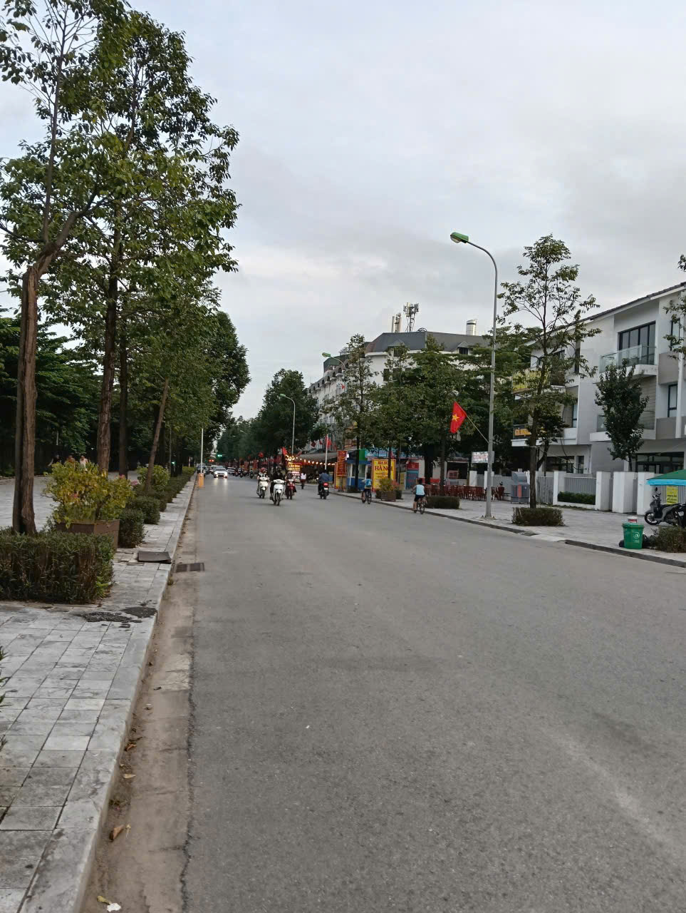 Biệt thự Khu Đô thị Văn Phú 190 m 4 tầng hoàn thiện thang máy mt 10 vỉa hè ô tô tránh