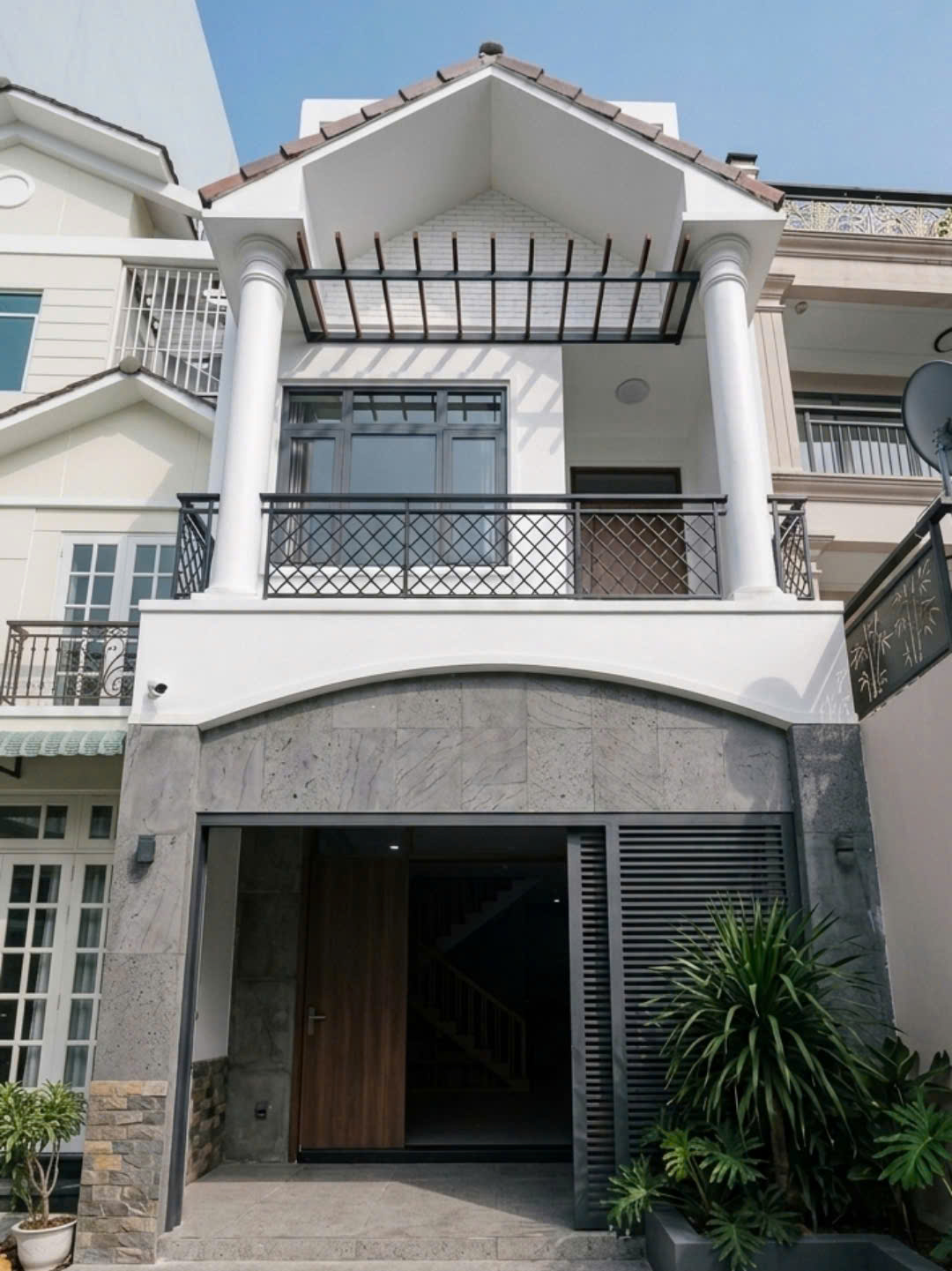 GIÁ 9.X TỶ- SIÊU PHẨM GẦN PHÚ MỸ HƯNG- QUẬN 7- NHÀ 4T- DT 5 X 13- ĐƯỜNG XE TẢI.