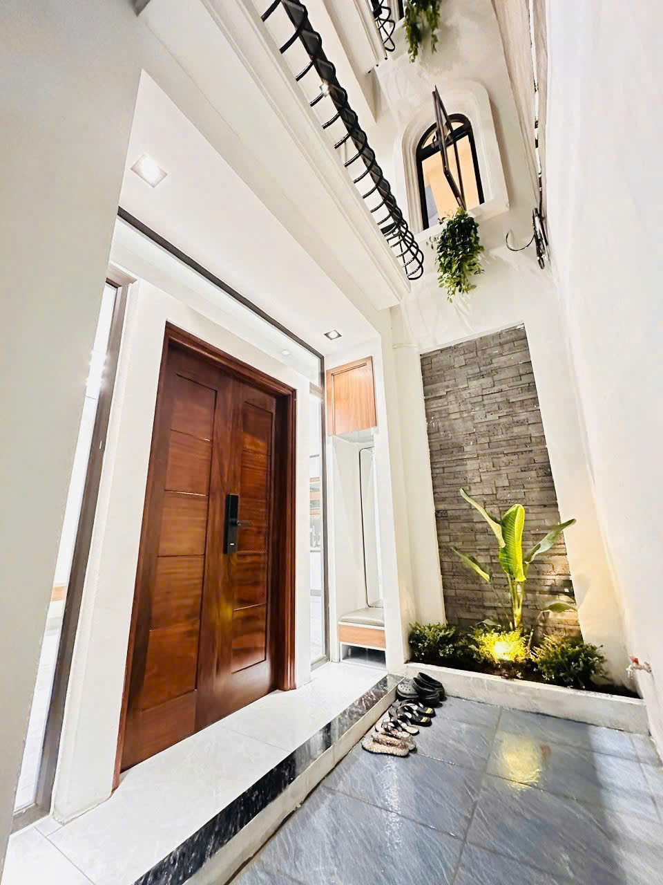 NHÀ MỚI Ô TÔ ĐỖ CỬA FULL NỘI THẤT Lý Sơn-Long Biên 50m2,5 Tầng 8.3 tỷ.
