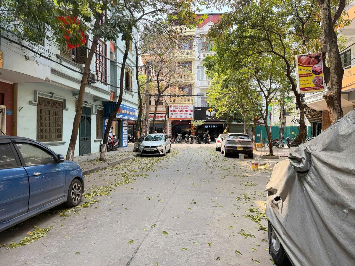 Nhà lô góc mới đẹp , vỉa hè rộng ô-tô tránh , mặt kinh doanh KĐT Mỗ Lao 45m 5 t 11 tỷ 9