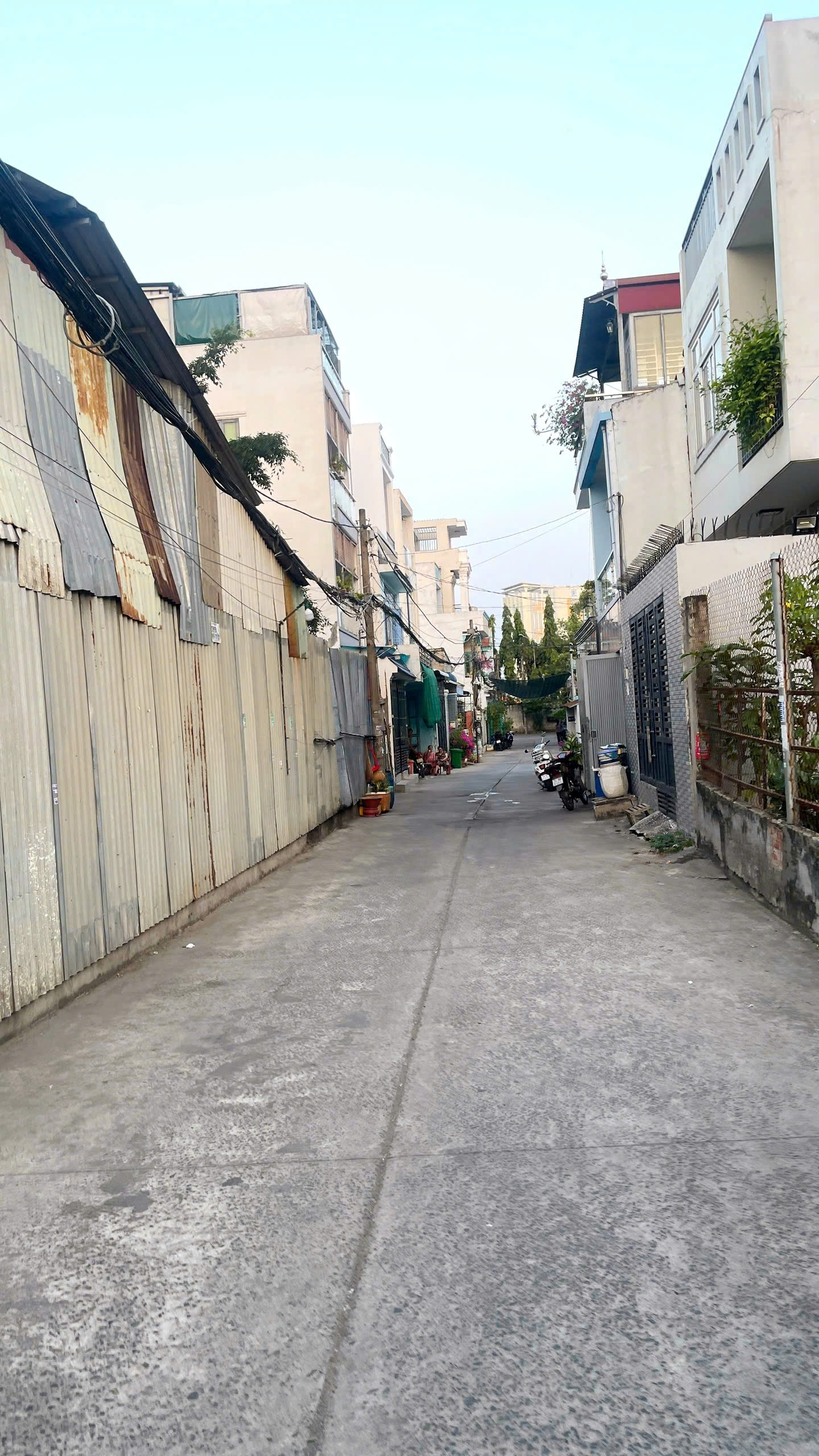 CẦN BÁN 128M2 NHÀ 2,5 ĐẸP CÓ SÂN VƯỜN XE HƠI TẬN NHÀ