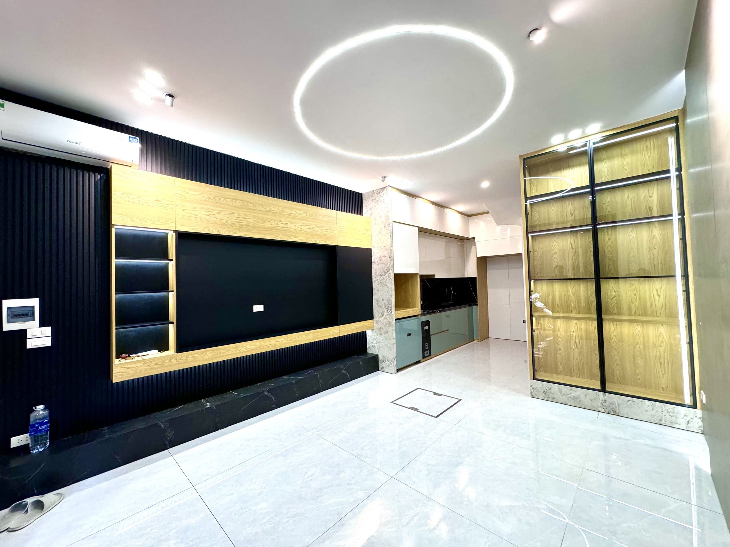 Cực hiếm! Nhà đẹp 35m2x5T full nội thất - Nhỉnh 10 tỷ - Ôtô đỗ cổng -Ngõ thông phố Xuân La