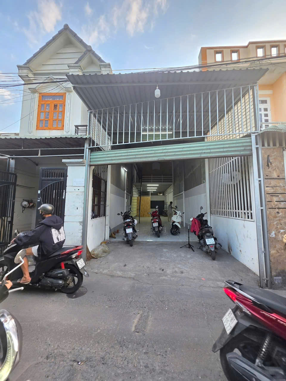 Nhà mặt tiền gần vòng xoay An Phú - Vị trí vàng kinh doanh - Giá chỉ 2,95 tỷ - Khu vực sầm uất
