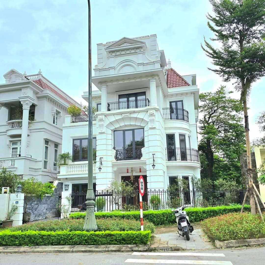 BÁN BIỆT THỰ KĐT CIPUTRA. TÂY HỒ. 305M2 - 4 TẦNG. MT 16M.