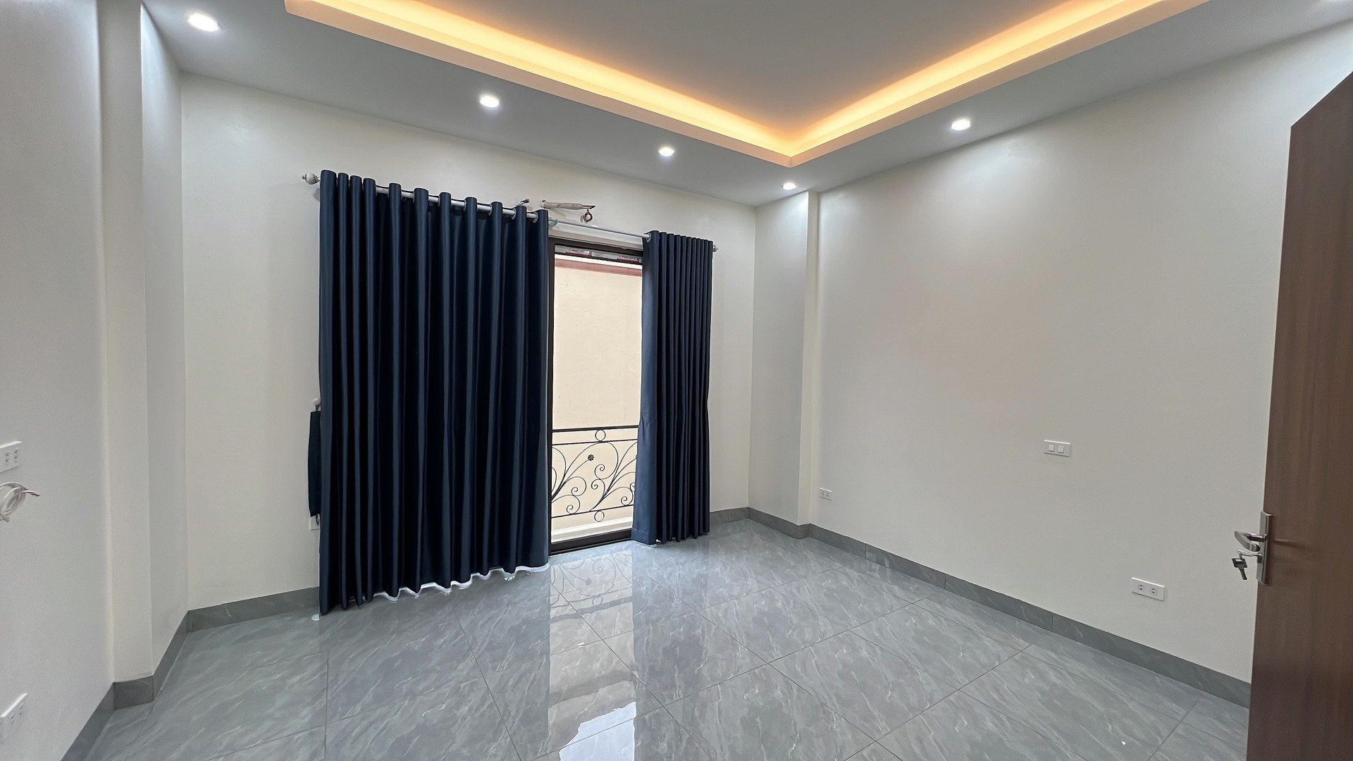Bán nhà 5 tầng, thang máy, ô tô đỗ cửa phố Ngô Quyền, gần ngã tư Tố Hữu, Lê Trọng Tấn, Hà Đông