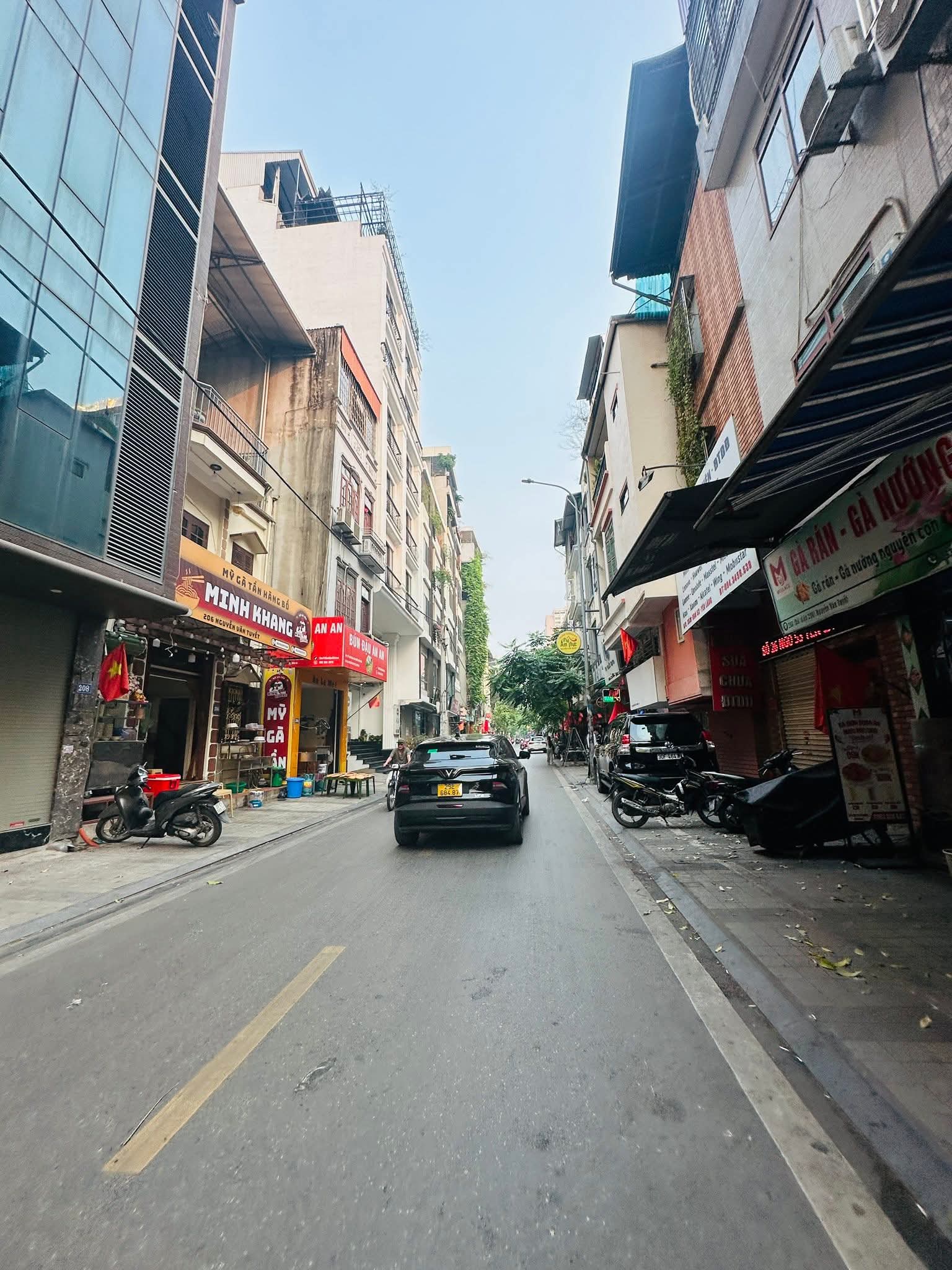 MẶT PHỐ NGUYỄN VĂN TUYẾT - KINH DOANH BẤT CHẤP MỌI HÌNH