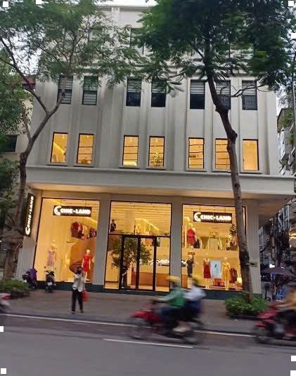 CHO THUÊ NHÀ PHỐ HOÀNG CẦU HÀO NAM ĐỐNG ĐA HÀ NỘI Diện tích: 110m x 4 tầng Mặt tiền: 12m