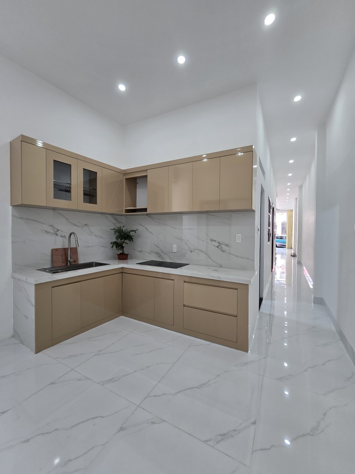 Bán Nhà Mặt Tiền Hoàng Diệu 76m2 Giá 14.5 Tỷ, 7 phòng ngủ, Dòng tiền 50 Triệu