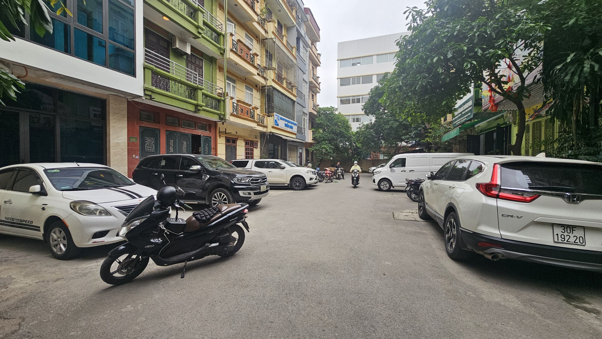 Bán Siêu phẩm tòa văn phòng thông sàn 6 tầng 1 tum thang máy , nhà 2 mặt phố đều oto trước nhà . Vỉa hè mênh mông kinh doanh đỉnh ,phù hợp nhiều loại hình .