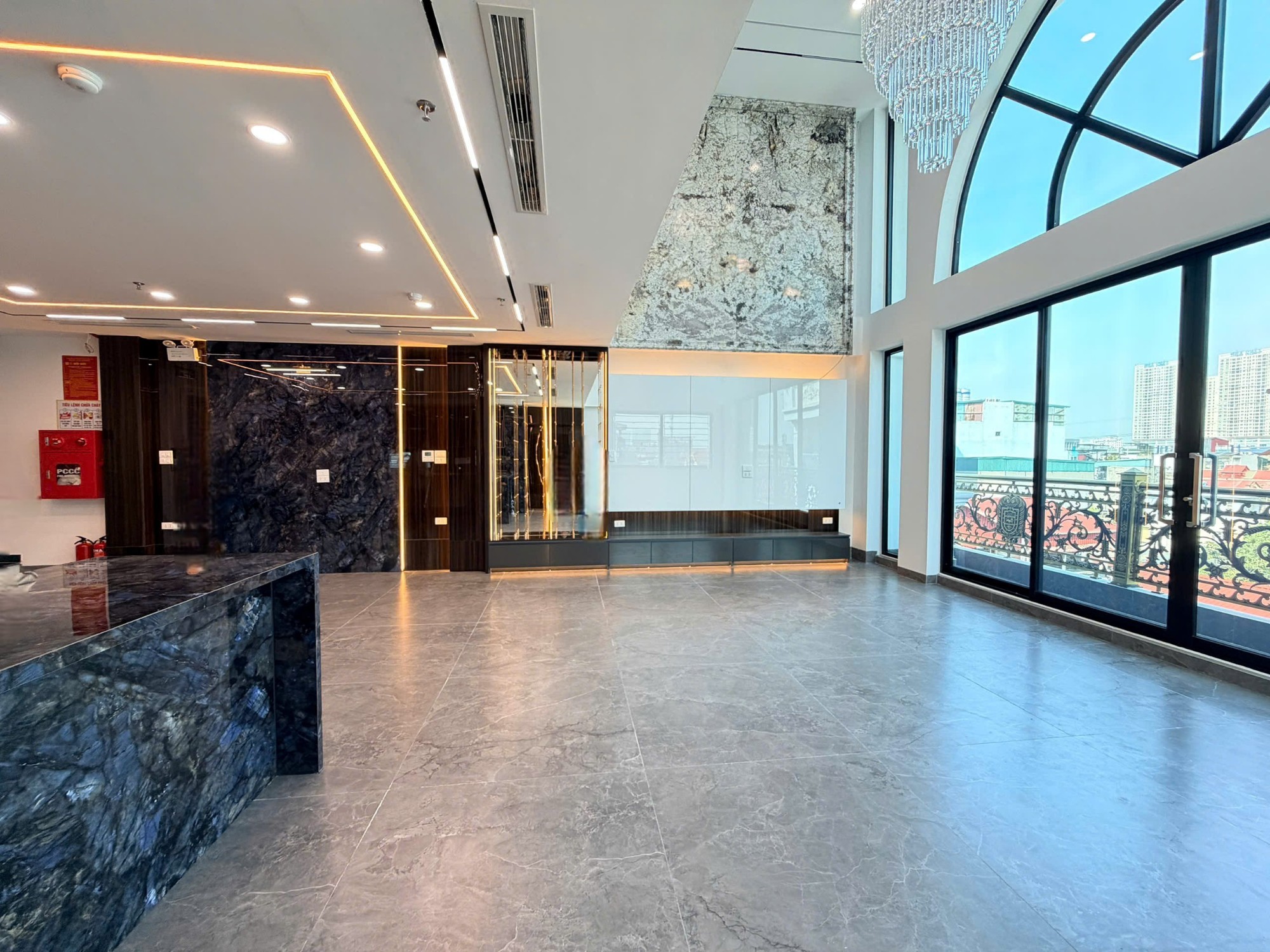 Bán Nhà đẹp 7 tầng thang máy ,mặt tiền khủng ,2 thoáng tối ưu công năng , các phòng đều có bancon thoáng sáng đầy đủ tiện nghi + ngõ rộng oto tránh thông