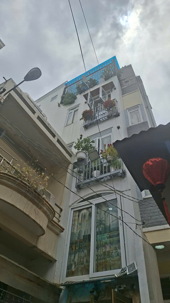 Bán nhà khu trung tâm thời trang Q3,dt trệt 3 lầu sân thượng,nhà đẹp vô ở liền,tiện KD căn hộ cho thuê