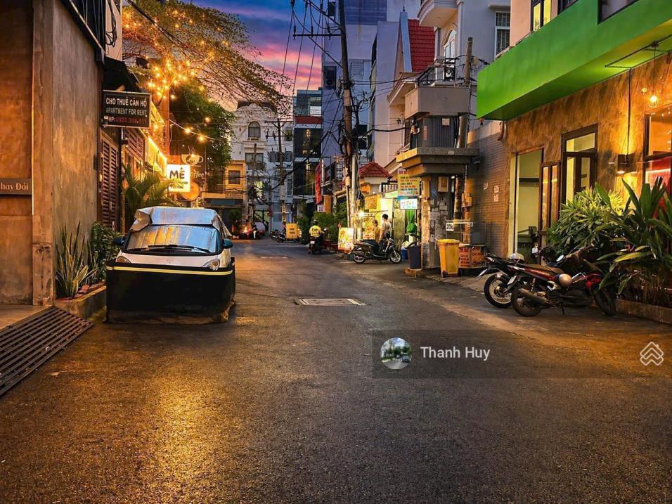 Chủ Định cư- Bán tòa Khách Sạn Gần Siêu Thị Emart Phan Văn Trị - 5 Tầng Doanh thu 150triệu/Tháng.