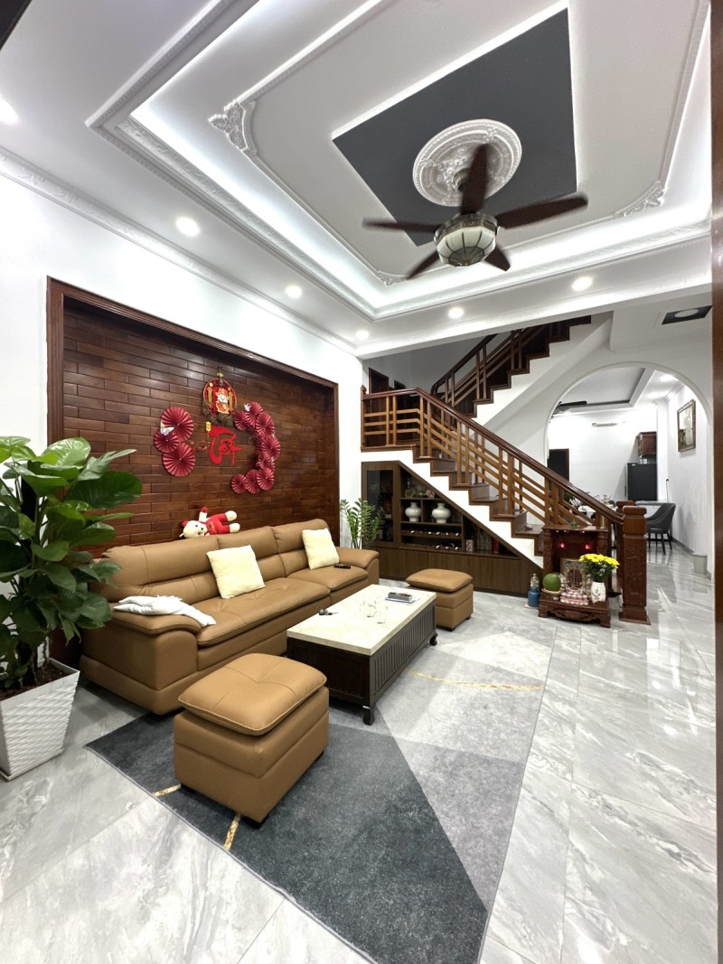 Bán nhà đường số 11, Hiệp Bình Phước, Thủ Đức, TP HCM. DT 117m2, 3 tầng, sổ hồng. Giá 14.3 tỷ.