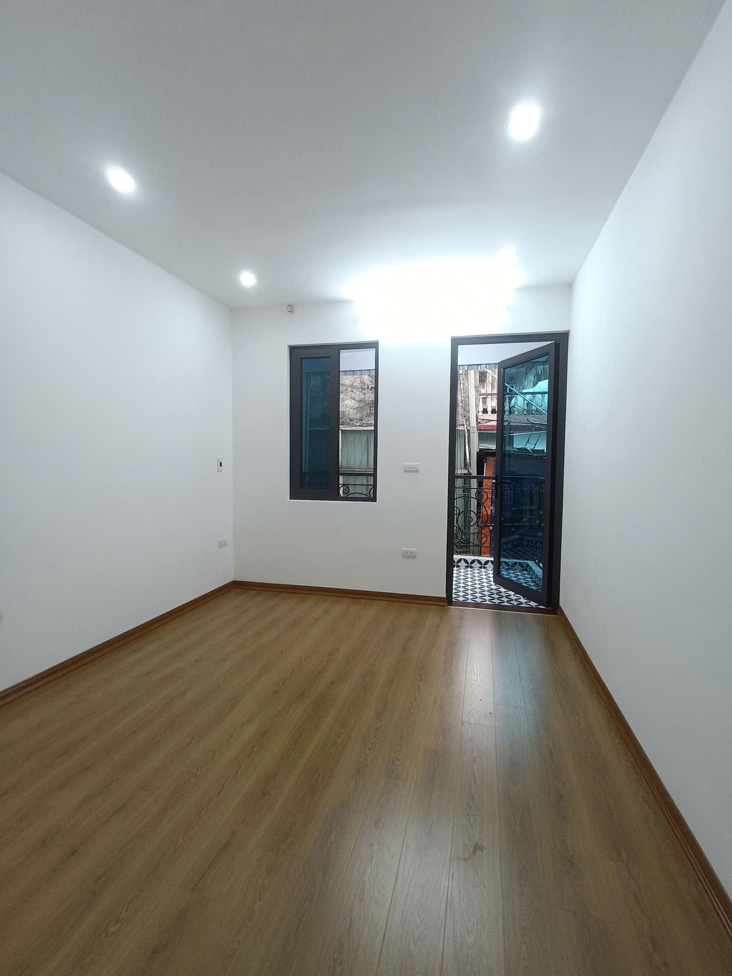 CHÍNH CHỦ BÁN CĂN NHÀ Ở TÔN THẤT TÙNG - ĐỐNG ĐA - NHÀ MỚI - FULL NỘI THẤT - NGÕ RỘNG 10M RA OTO - SỔ VUÔNG - GIÁ 8.8 TỶ Dt 28m x 5t mt 3.4m