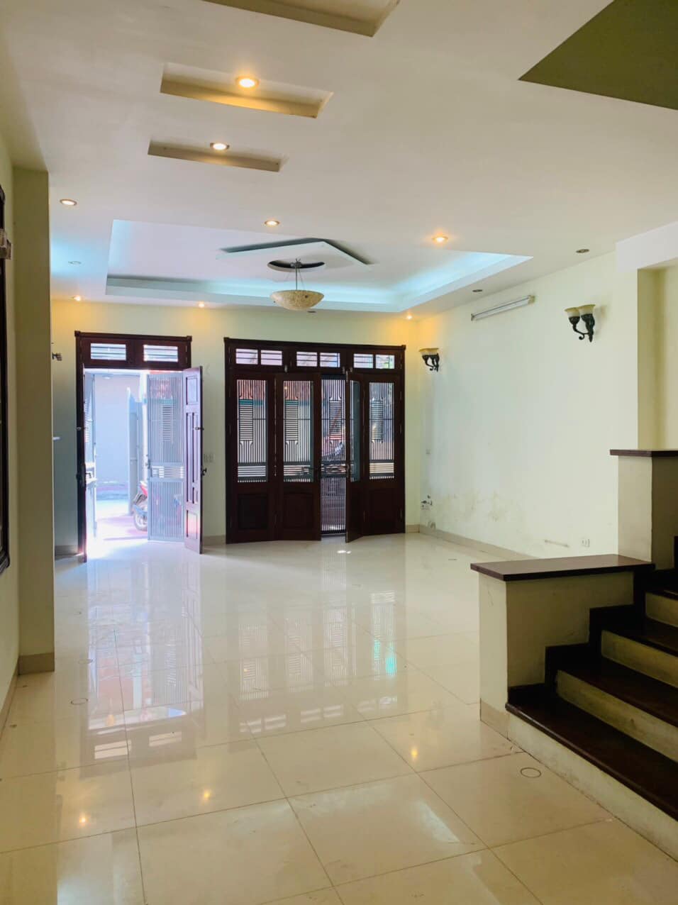 Cho thuê nhà nguyên căn mới đẹp ô tô tránh Trần Bình. DT 75m x 5t, mt 5m. Giá 25tr
