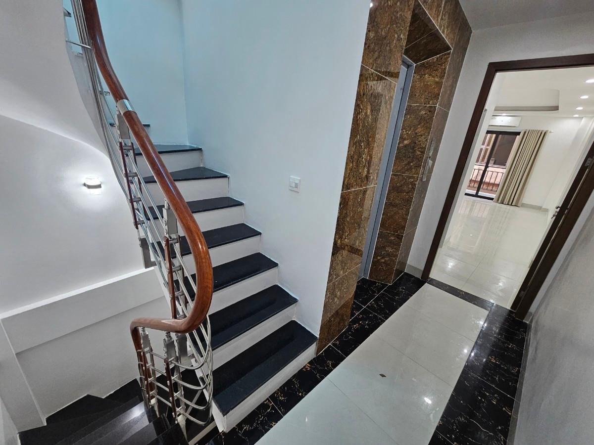 MINH KHAI – Nhỉnh 12 tỷ - 36m2-5 TẦNG 3 PN- mới xây THANG MÁY –Ô TÔ ĐỖ CỬA.