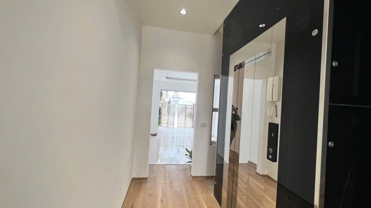 Bán Nhà Đại Mỗ. Nam Từ Liêm. 2 Mặt Tiền. Thang Máy. Ô Tô. DT 127m2. MT 7m. Giá 36.7 Tỷ.