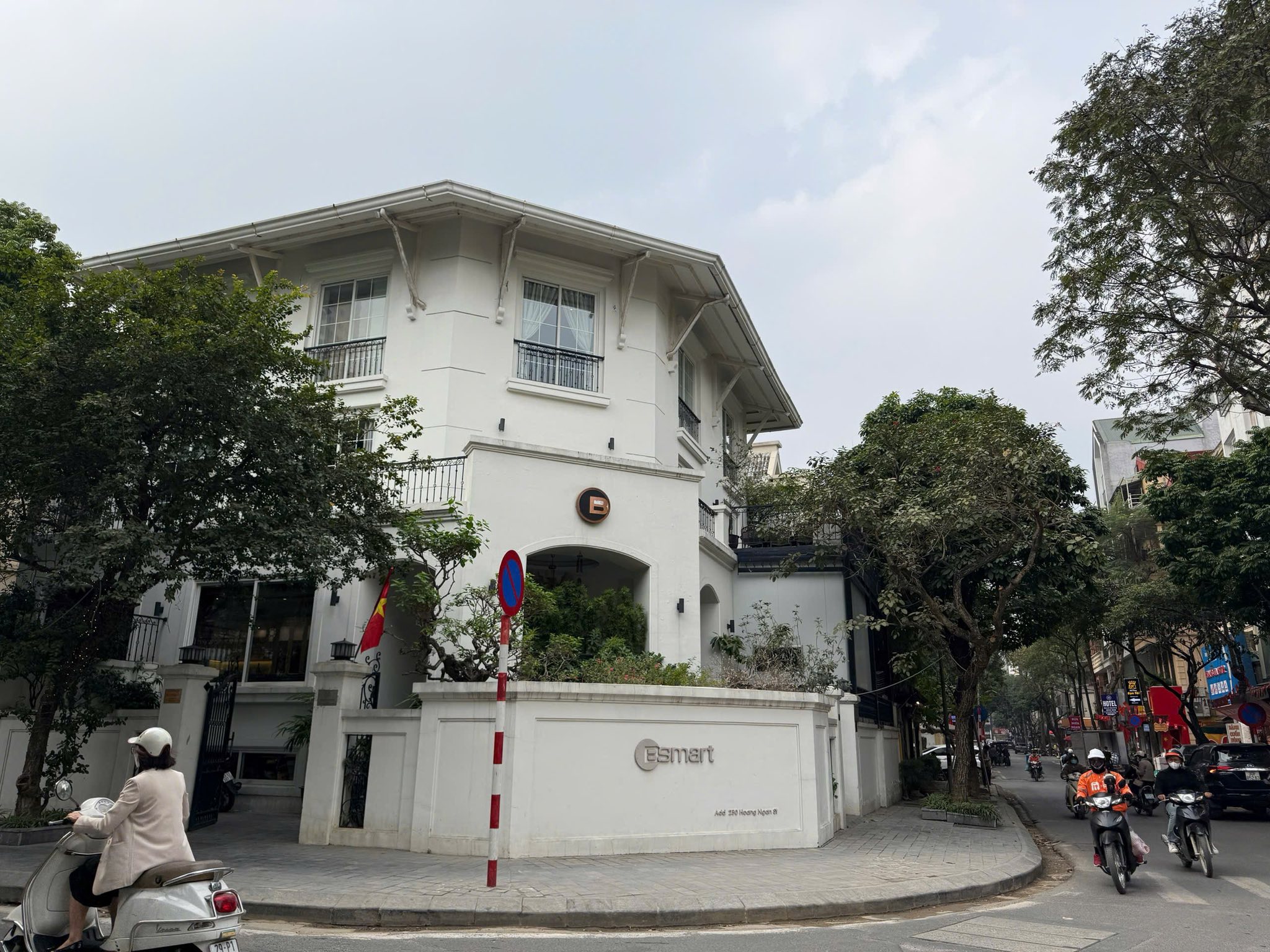 BÁN BIỆT THỰ NHÀ VƯỜN ĐƯỜNG ĐỖ QUANG. 307M2 - 4 TẦNG. LÔ GÓC.