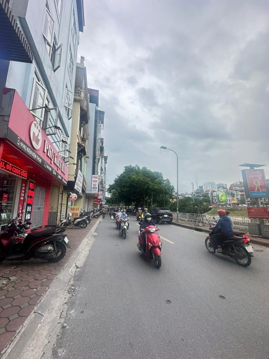 BÁN NHÀ MẶT PHỐ GIÁP NHẤT. 9 TẦNG. THANG MÁY. 2 MẶT ĐƯỜNG. KINH DOANH.