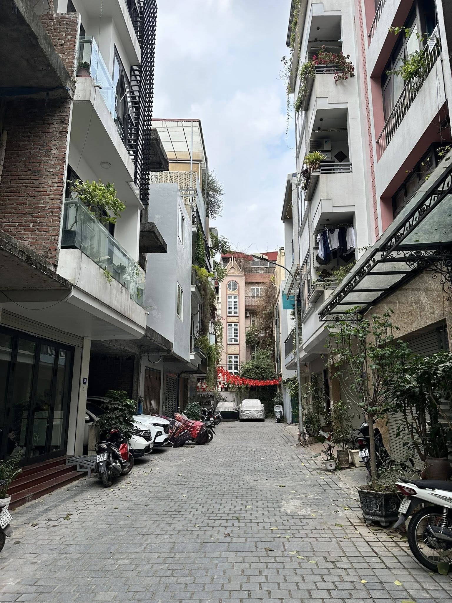 BÁN NHÀ ĐƯỜNG LÊ VĂN LƯƠNG. 100M2 - 5 TẦNG. GARA Ô TÔ. MT 6M.