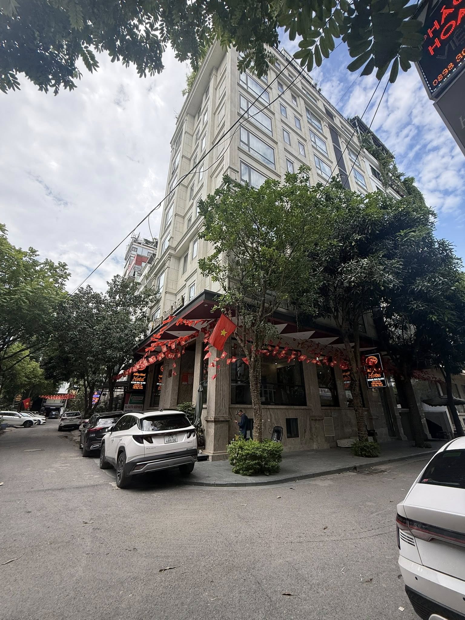 BÁN TÒA NHÀ KHÁCH SẠN ĐƯỜNG TRƯƠNG CÔNG GIAI. 160M2 - 11 TẦNG. THANG MÁY. LÔ GÓC.