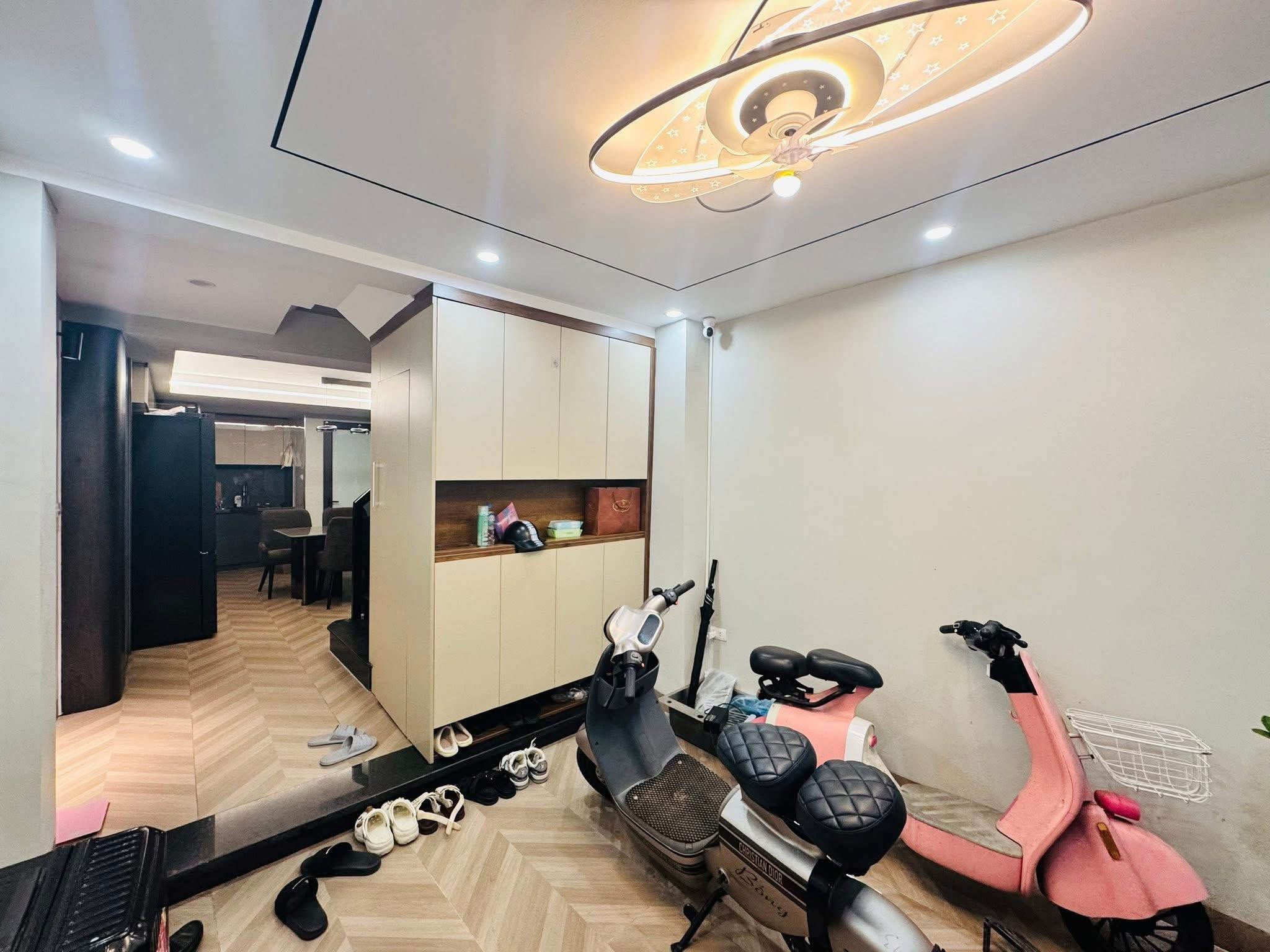 Bán nhà phố Giang Văn Minh, Ba Đình, dân xây, gần phố, hai thoáng, 37m, 5 tầng, 9.5 tỷ