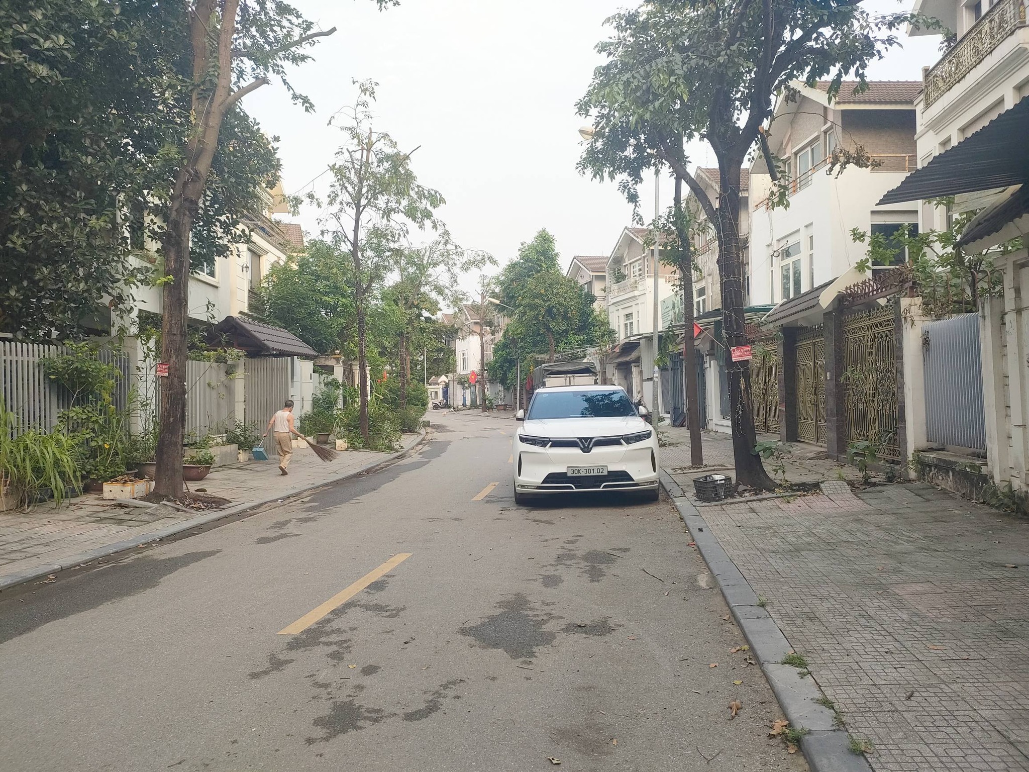 BÁN BIỆT THỰ KĐT VĂN PHÚ. 200M2 - 3 TẦNG. MT 10M.