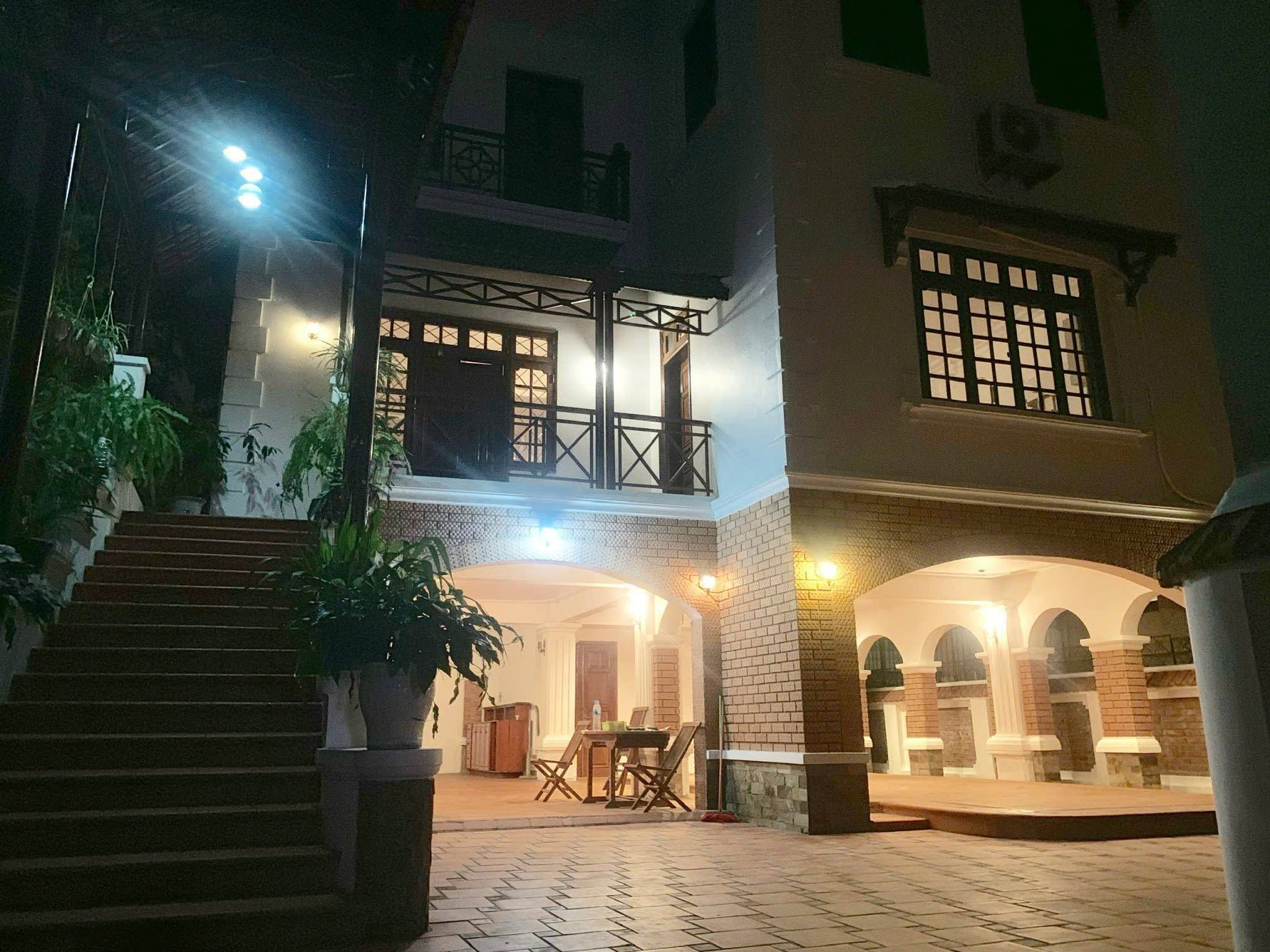 BIỆT THỰ MẶT ĐƯỜNG TÔ NGỌC VÂN. 350M2 - 4 TẦNG. SÁT MẶT HỒ TÂY.