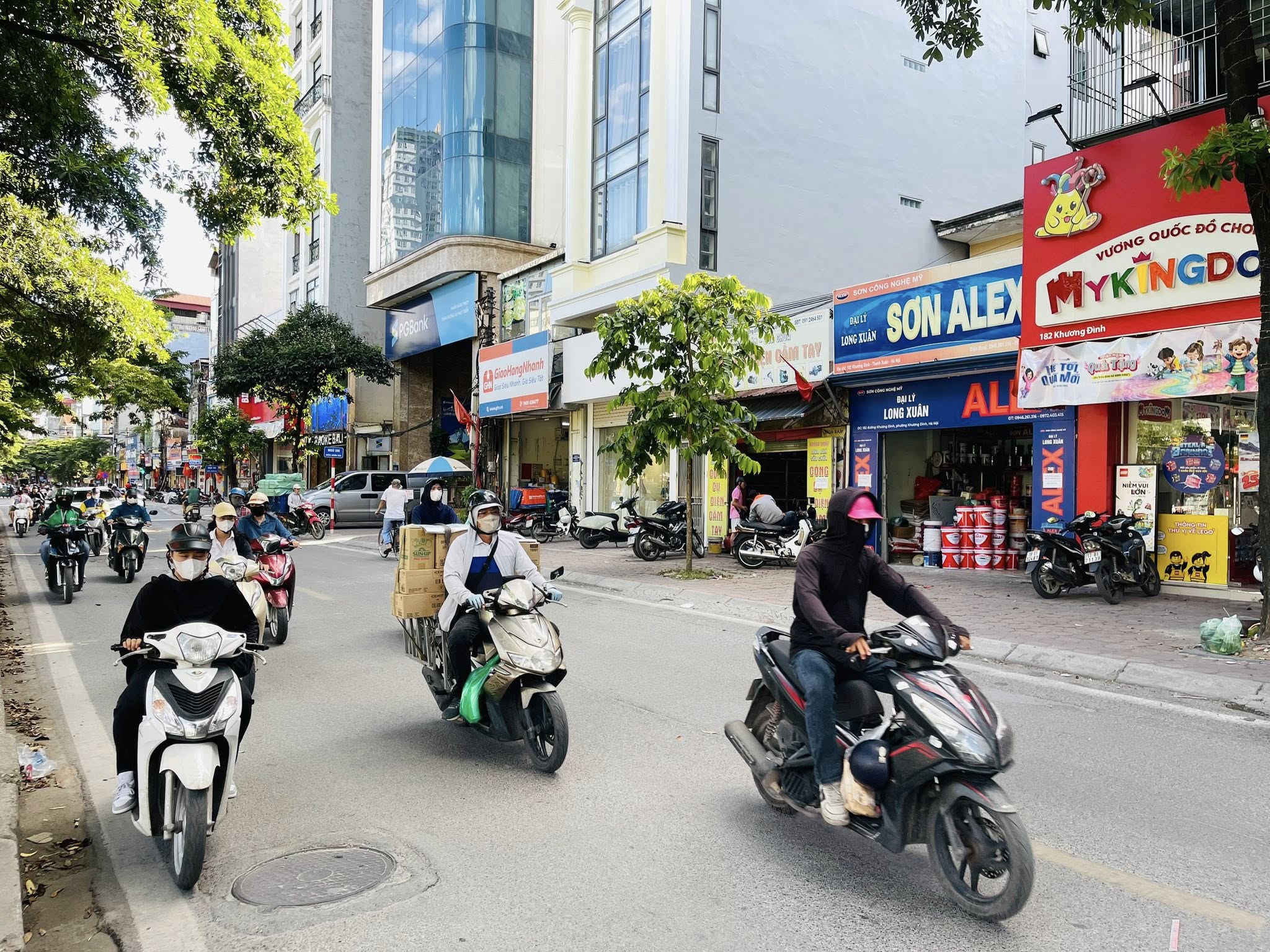 BÁN NHÀ MẶT ĐƯỜNG KHƯƠNG ĐÌNH. 242M2 - 3 TẦNG. MT 9,4M.