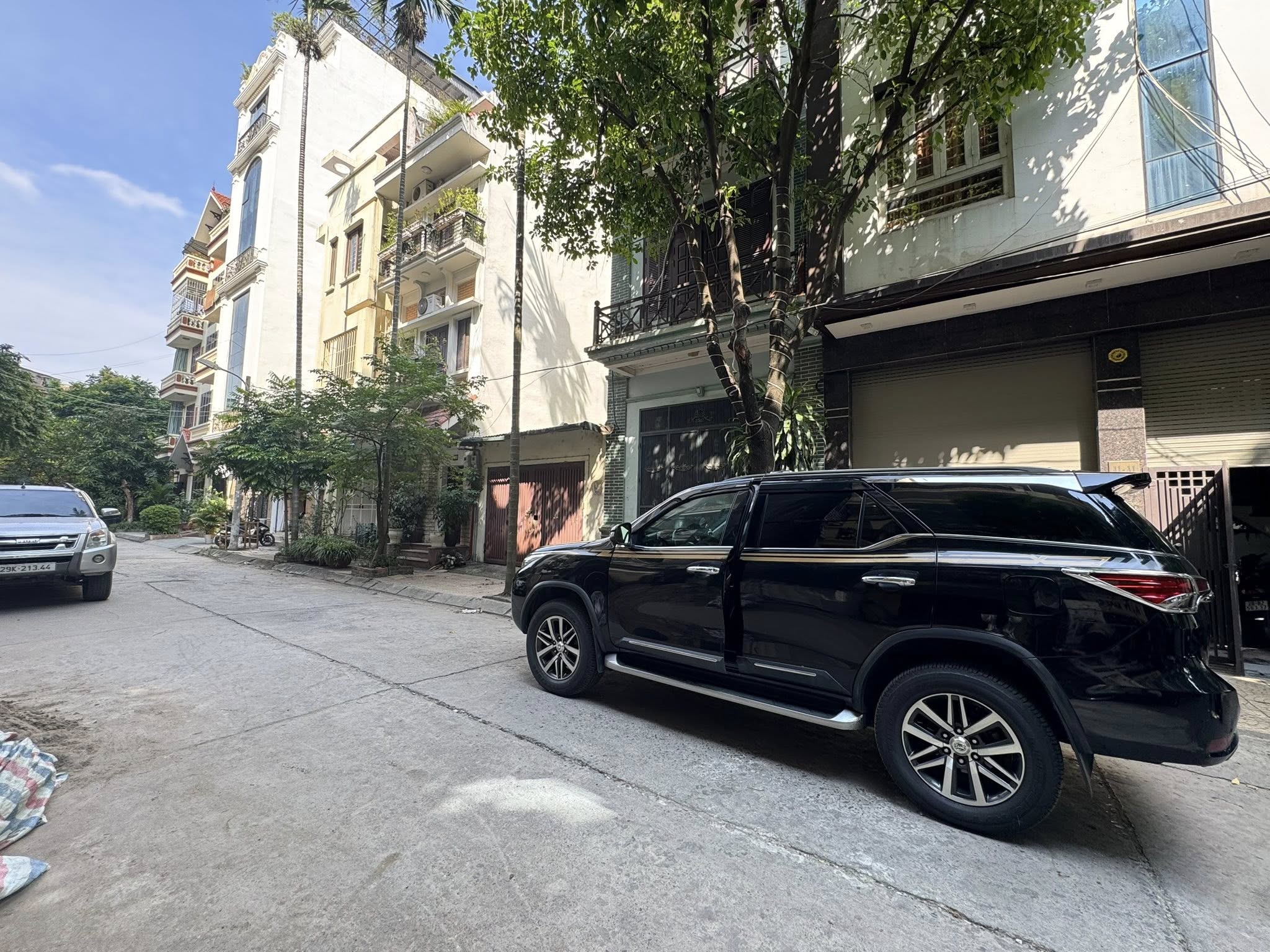 BÁN NHÀ ĐƯỜNG HOÀNG QUỐC VIỆT. 7 TẦNG. THANG MÁY. LÔ GÓC.. GARA Ô TÔ.