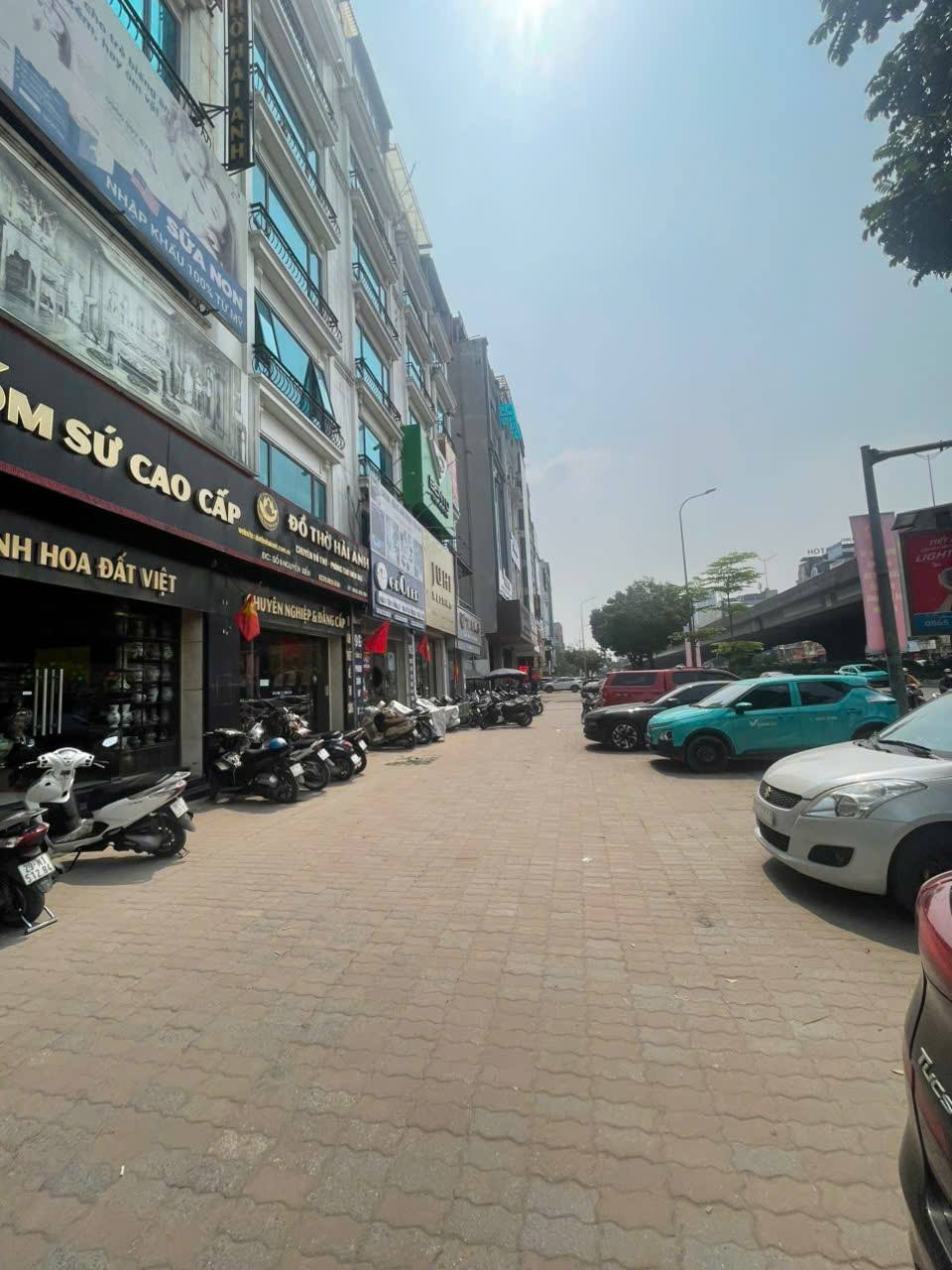 BÁN TÒA NHÀ MẶT ĐƯỜNG NGUYỄN XIỂN. 98M2 - 8 TẦNG. THANG MÁY.