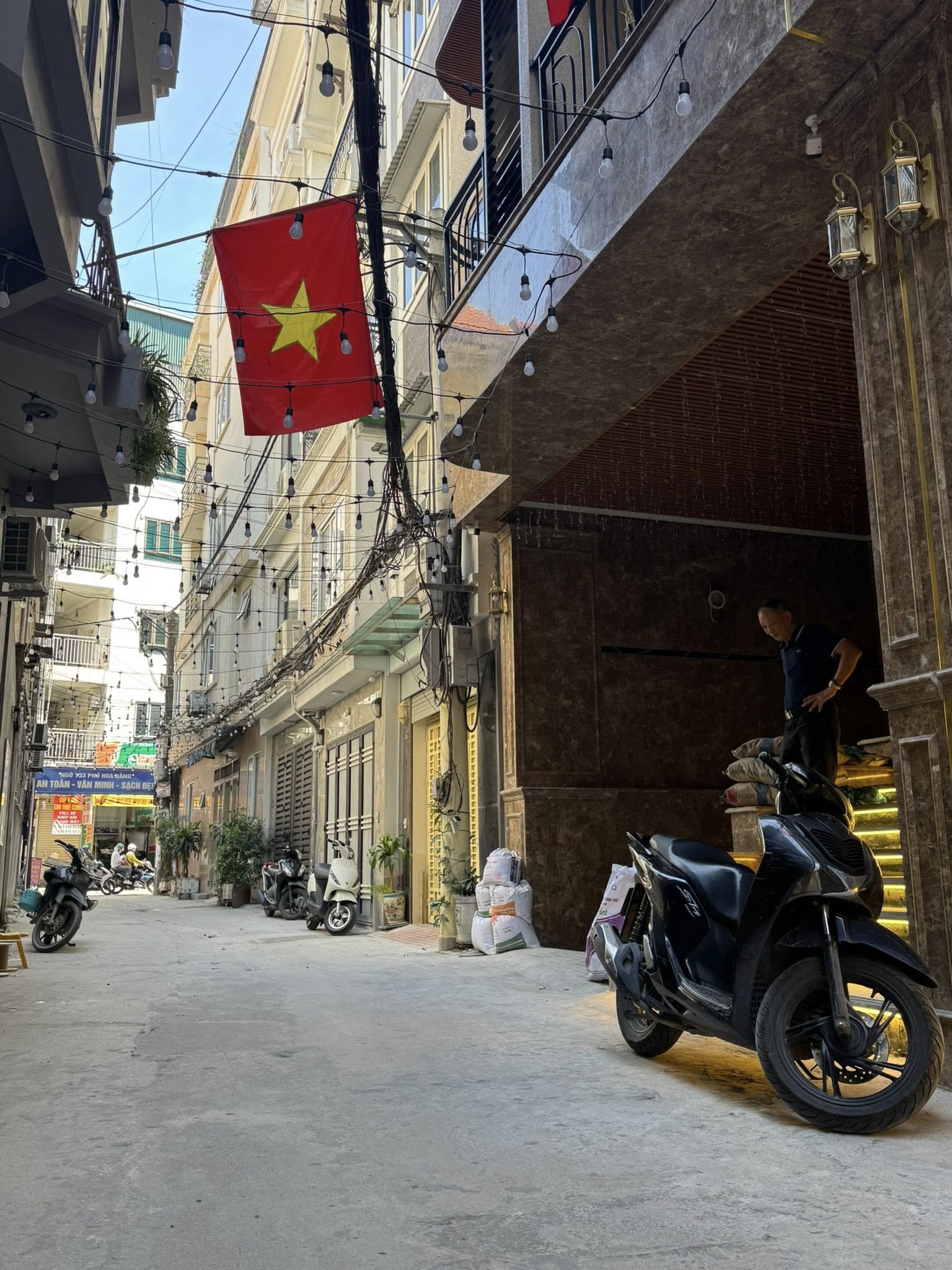 BÁN TÒA NHÀ CHDV ĐƯỜNG HOA BẰNG. CẦU GIẤY. 152M2 - 9 TẦNG. THANG MÁY.