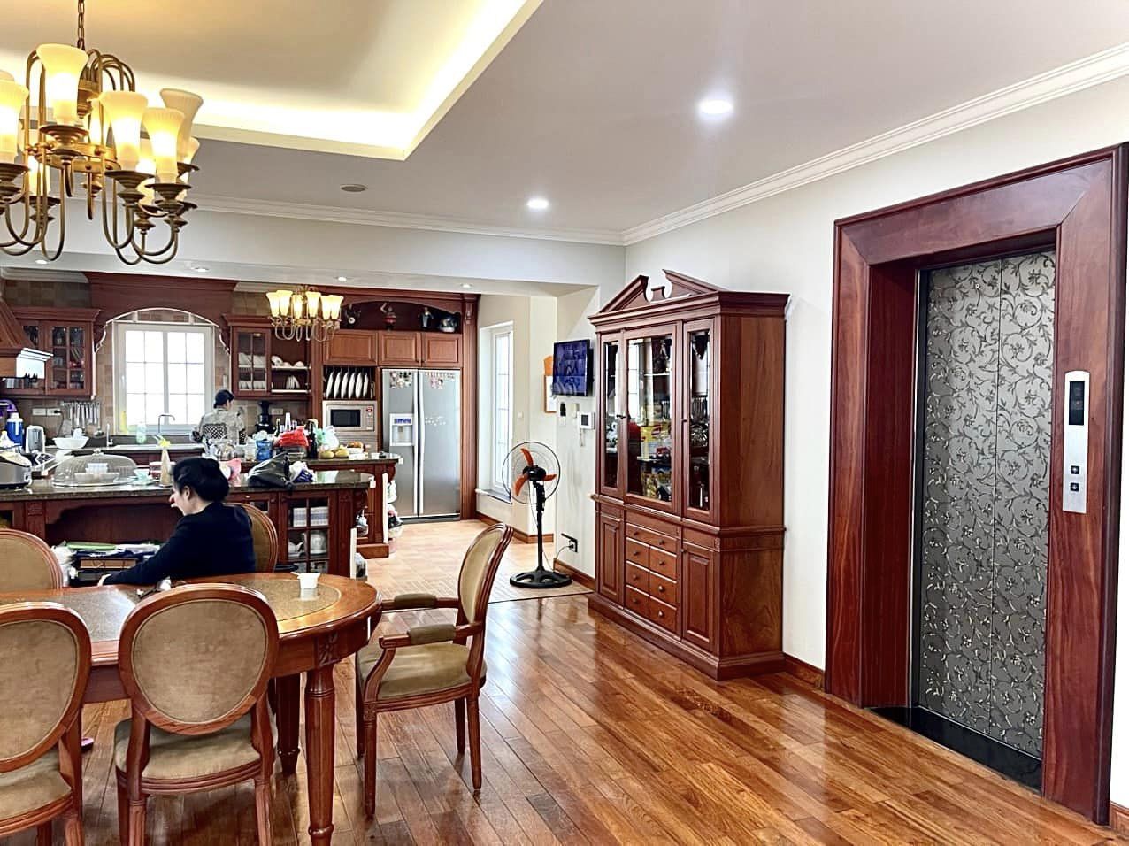 Bán biệt thự nhà vườn 143 Nguyễn Tuân – lô góc 2 mặt thoáng cực đẹp DT 165m, xây 5 tầng nổi + 1 hầm, mặt tiền 9m bề thế.