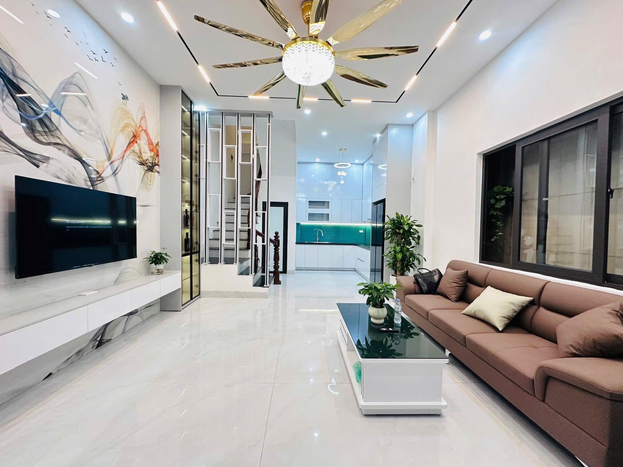 BÁN NHÀ CẦU GIẤY DT38/50M² 5T MT4.5M GIÁ TỐT CHỈ NHỈNH 10 TỶ GẦN PHỐ