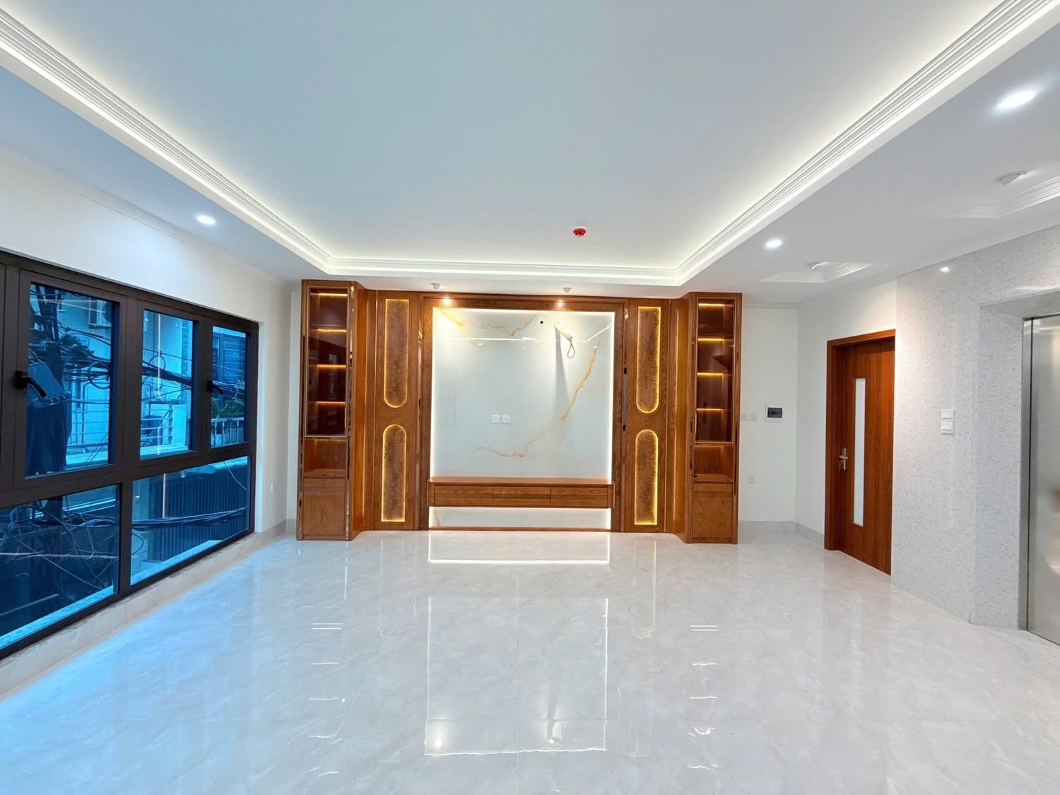 CHỈ 9 TỶ SỞ HỮU NHÀ 40M- 5 TẦNG- Ở NGAY- SÁT PHỐ- NGÕ THÔNG PHỐ TRẦN DUY HƯNG.
