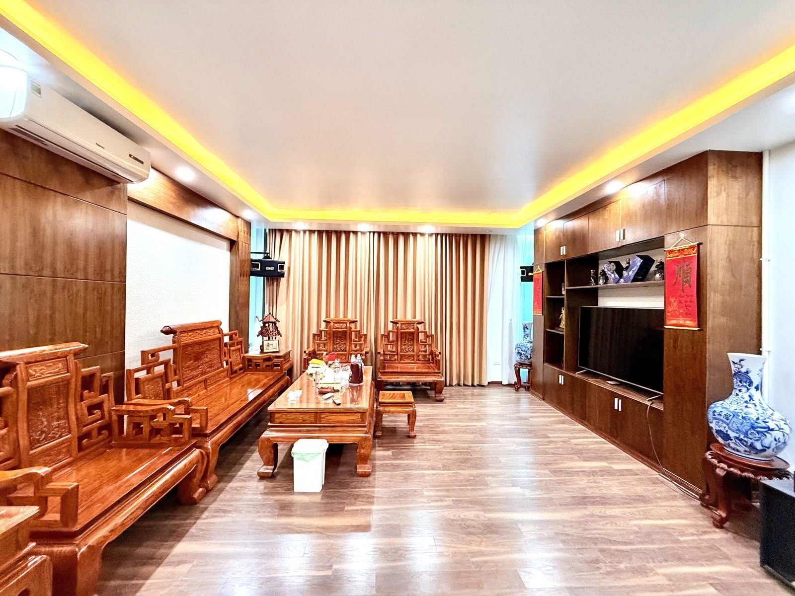NHÀ ĐẸP- PHÂN LÔ- 50M x 5 TẦNG- 2 THOÁNG- Ở SƯỚNG- GẦN PHỐ- Ô TÔ ĐỖ CỬA- PHỐ TRUNG KÍNH.