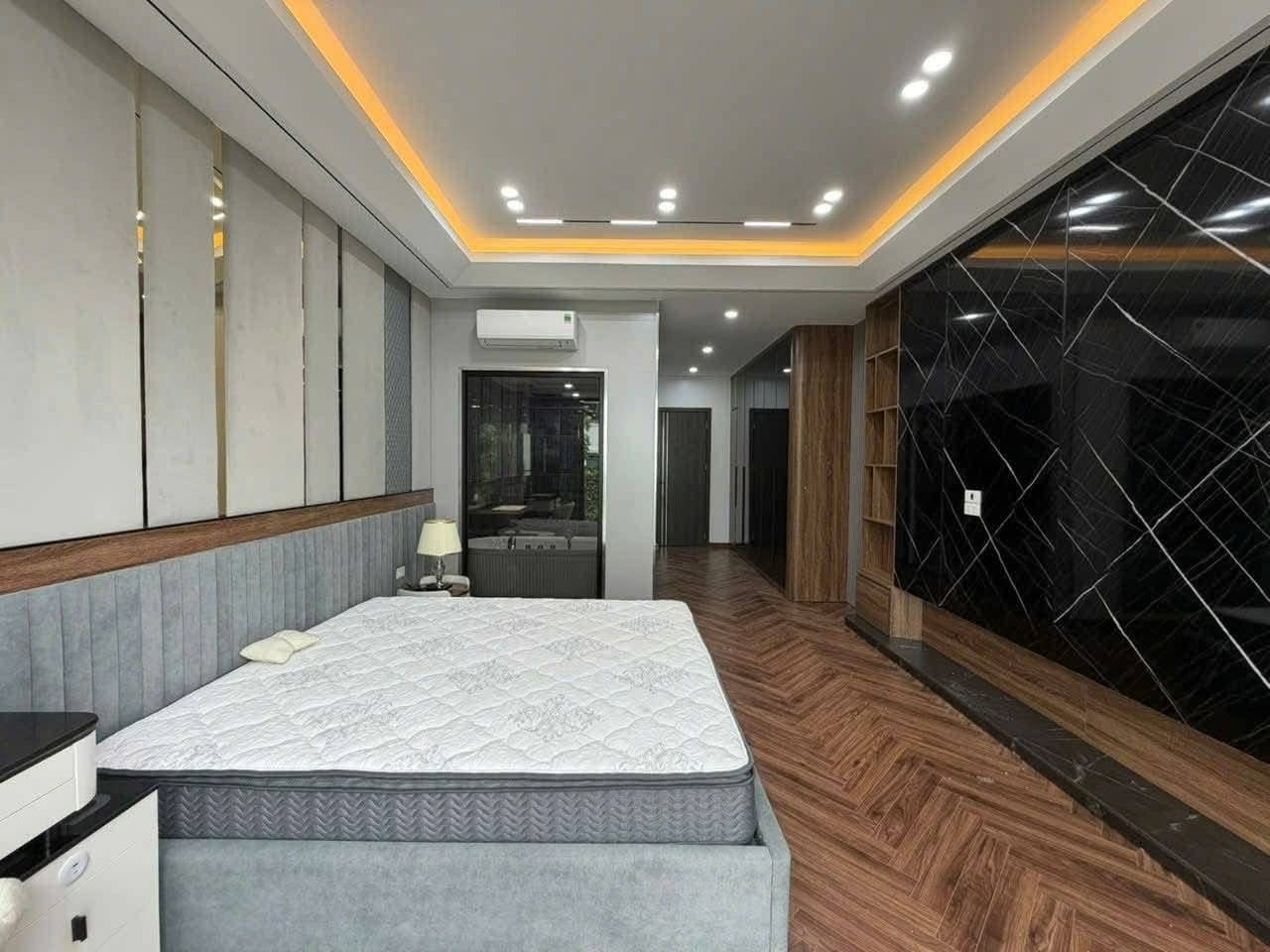 NHÀ ĐẸP PHỐ TRUNG HOÀ- 52M x MT 5M- 2 THOÁNG- SÁT PHỐ- Ô TÔ ĐỖ CỬA- TIỆN ÍCH BẠT NGÀN.