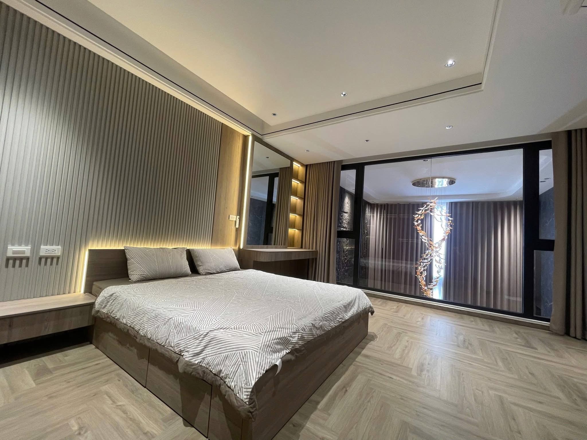 PHÂN LÔ PHỐ ĐỖ QUANG- 5 TẦNG THOÁNG SÁNG- VỈA HÈ- Ô TÔ TRÁNH- SÁT PHỐ- DÂN TRÍ CAO.