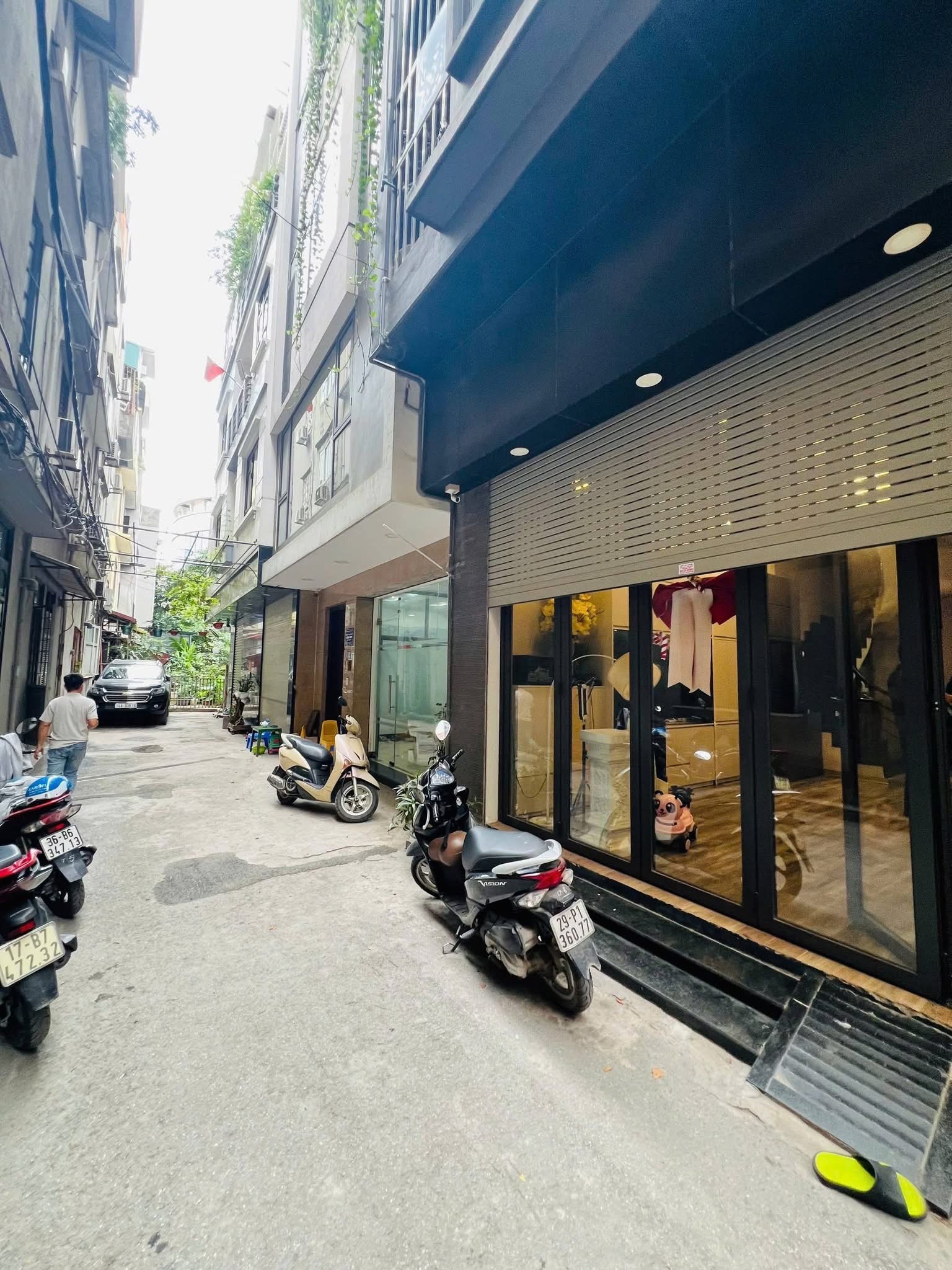 PHÂN LÔ Ô TÔ ĐỖ CỬA - NHÀ ĐẸP TRUNG KÍNH - CẦU GIẤY