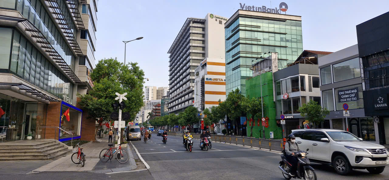 Nhà phố dịch vụ Phú Nhuận, thang máy, nhiều phòng khai thác, dòng tiền bền vững, Sổ riêng.