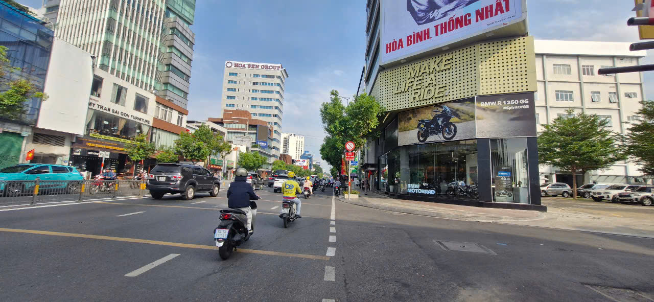 Nhà phố dịch vụ Phú Nhuận, thang máy, nhiều phòng khai thác, sát mặt tiền. hoàn công đủ.