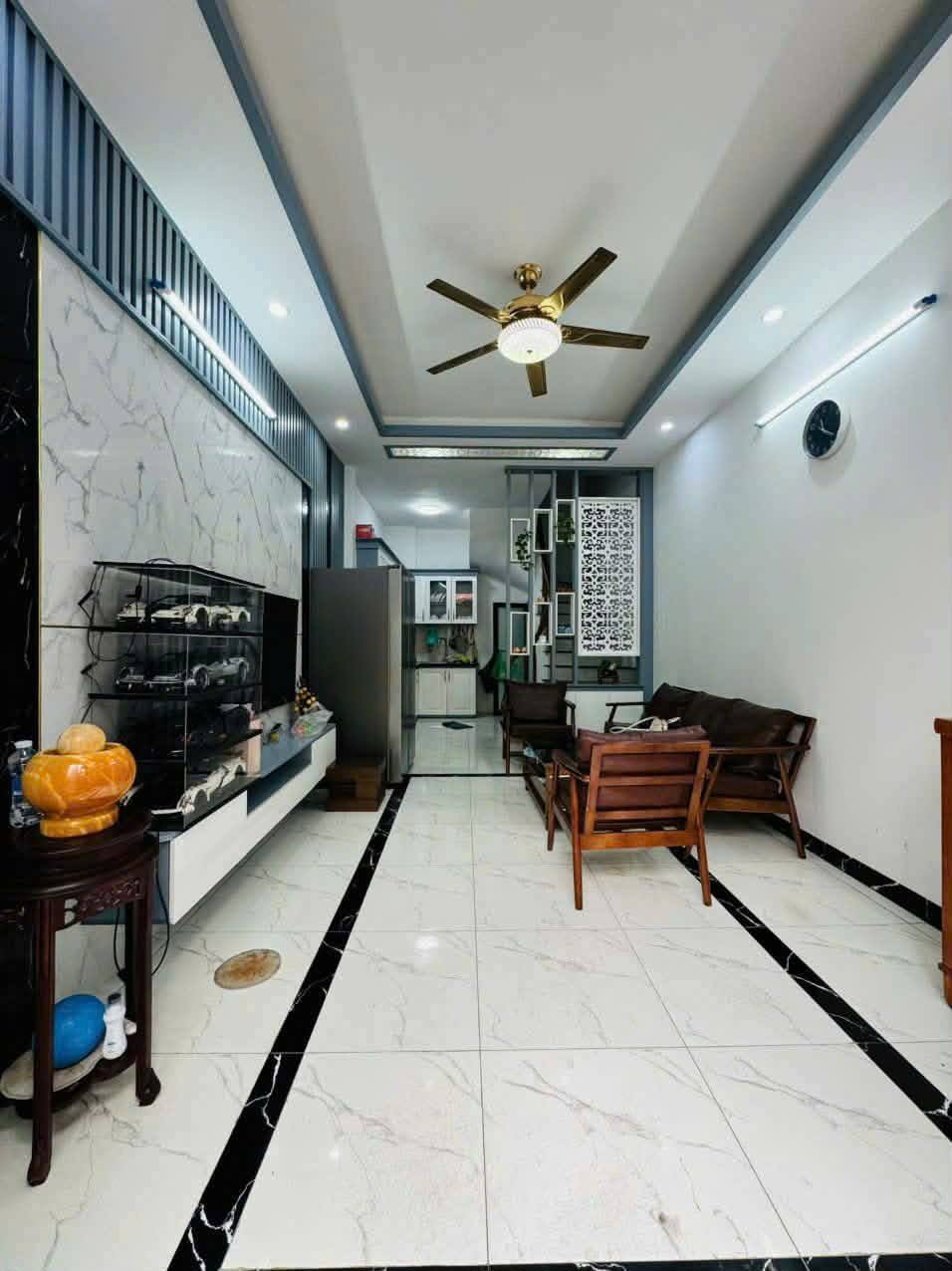 Bán Nhà Việt Hưng, Long Biên 33m2 x 5T chỉ 7,05 tỷ (ngõ thông thoáng, ô tô gần)