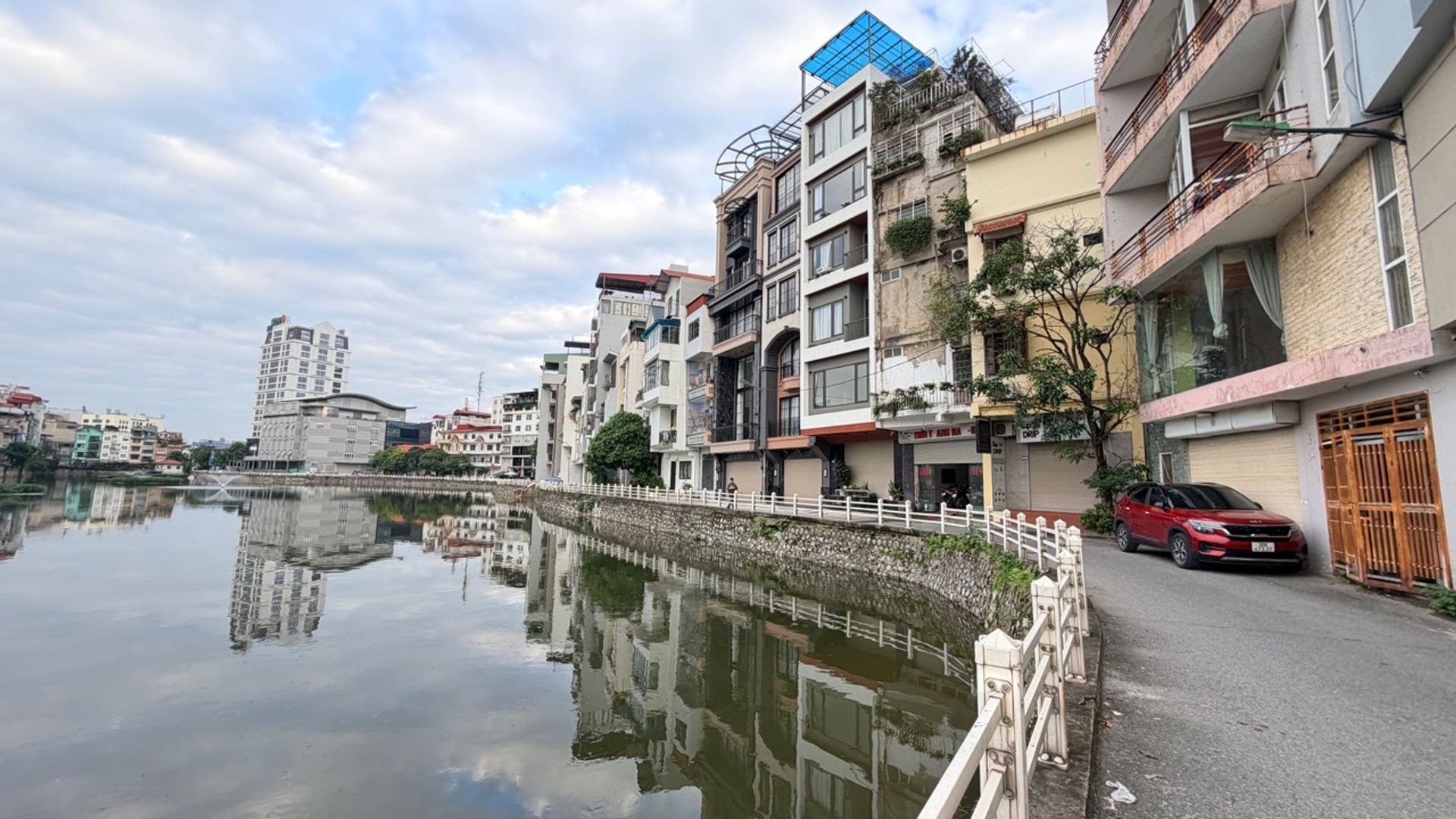 BÁN NHÀ BỒ ĐỀ 60M2- 7 TẦNG MẶT HỒ- 6 SAO- HƠN 40 TỶ