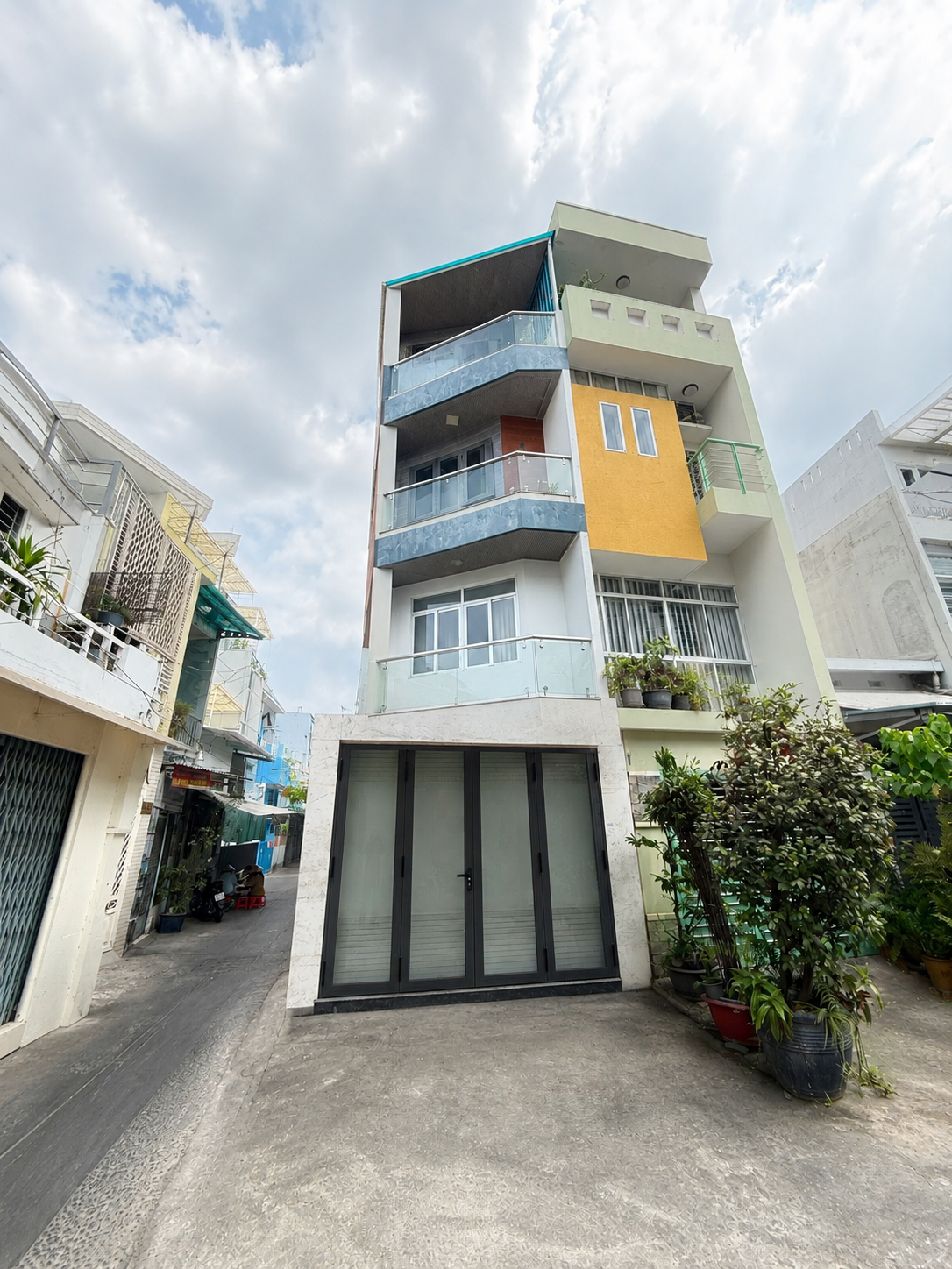 Nguyễn Trãi Q.5 Ngay Trường Đại Học Sài Gòn - Căn Góc - Xe Hơi Thông - 60m² x 4 Tầng - 10,7 Tỷ Nhà Xây Mới Nên Đã Chừa Lộ Giới Nhà Rất Đẹp