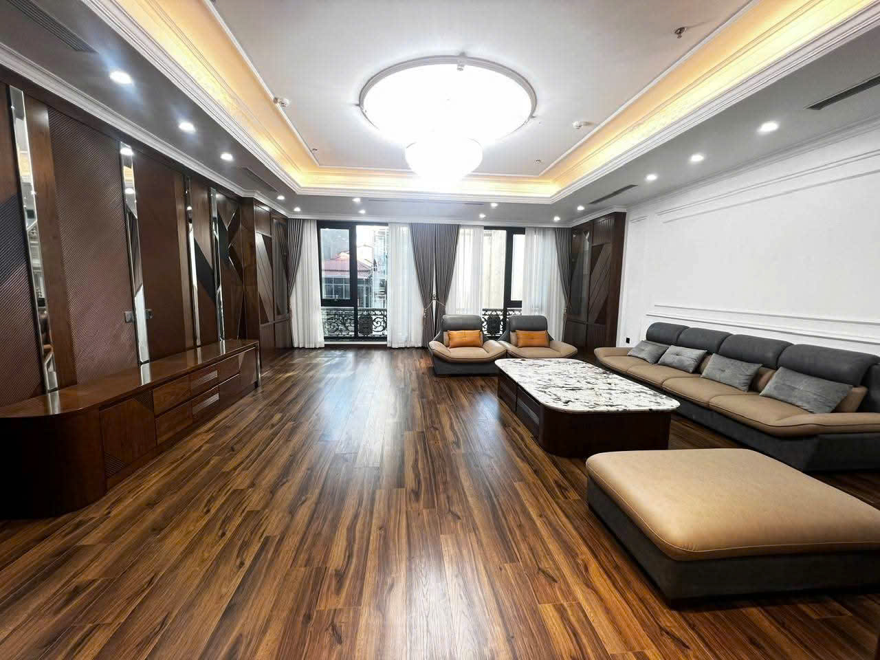 TÒA VĂN PHÒNG NGUYỄN HOÀNG, 9 TẦNG CÓ HẦM, Ô TÔ TRÁNH VỈA HÈ, 135M2, 8x TỶ.